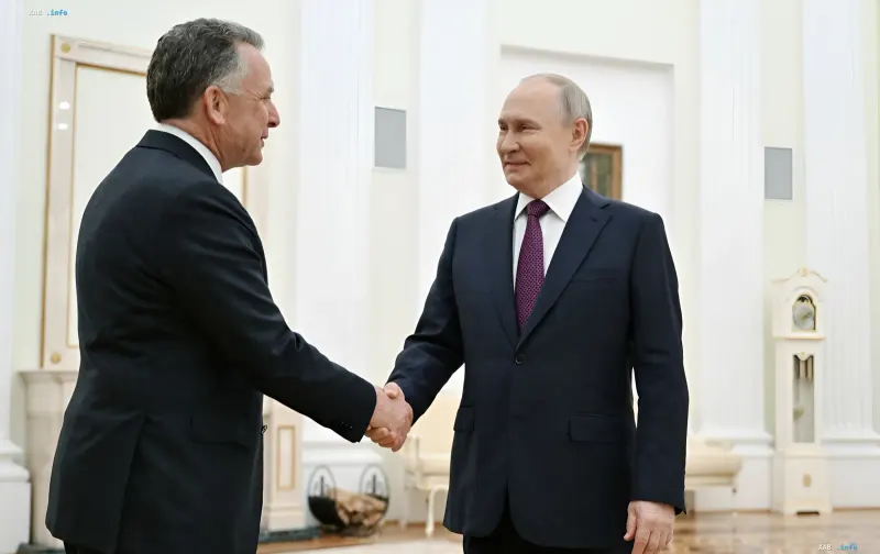 Рукопожатие Владимира Путина с представителем США на фоне переговоров об энергетике и экономике