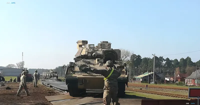 Американский бронетранспортер Bradley и военные на полигоне в Литве во время переброски сил США