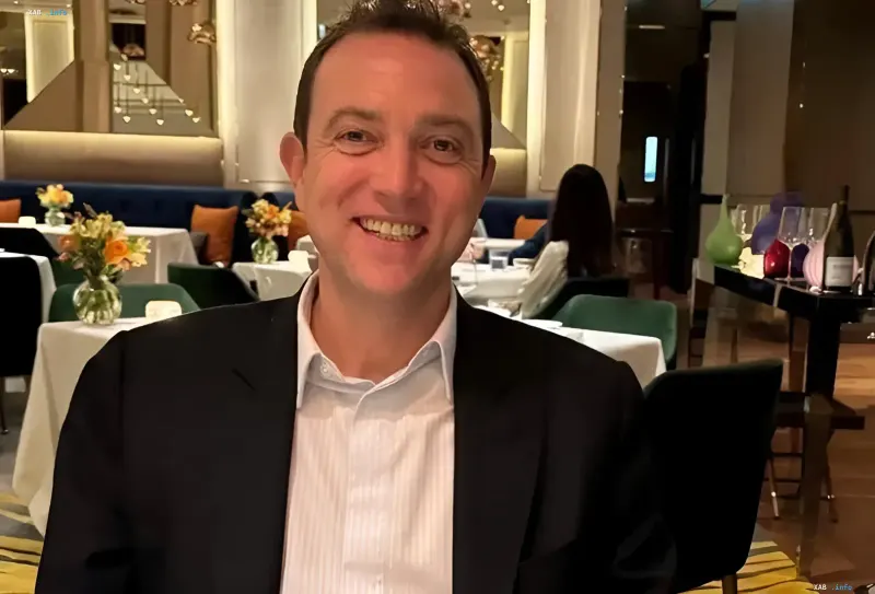 Der südafrikanische Geschäftsmann Benjamin Mauerberger, auch bekannt als Ben Smith, lächelt in einem Restaurant.