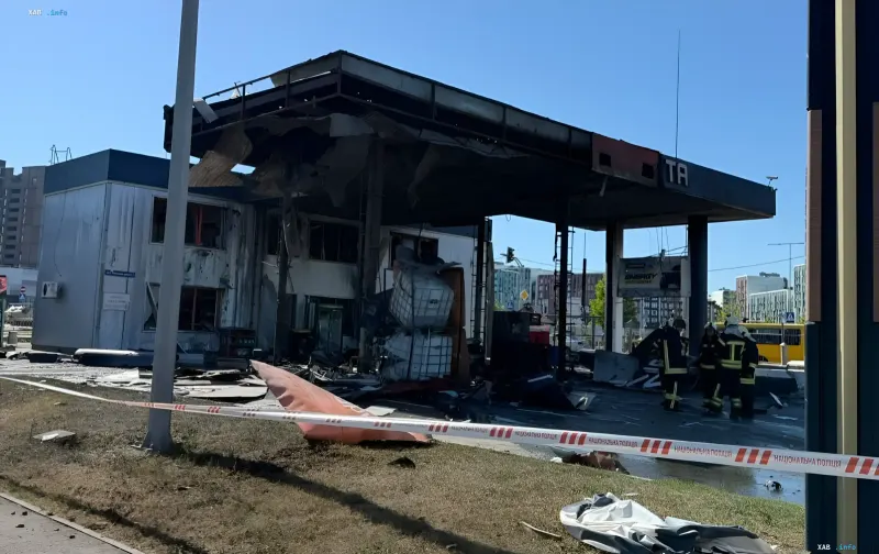 Folgen eines feindlichen Drohnenschlags auf einen Ukrnafta-Tankstellenkomplex mit beschädigtem Dach und Einsatzkräften vor Ort