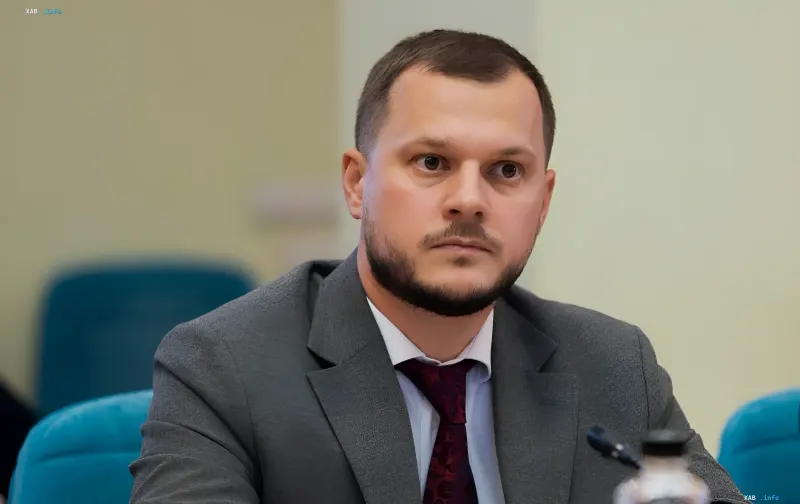 Der ukrainische Wiederaufbau- und Infrastrukturminister Mykola Kalaschnik bei einer Sitzung im Business-Anzug