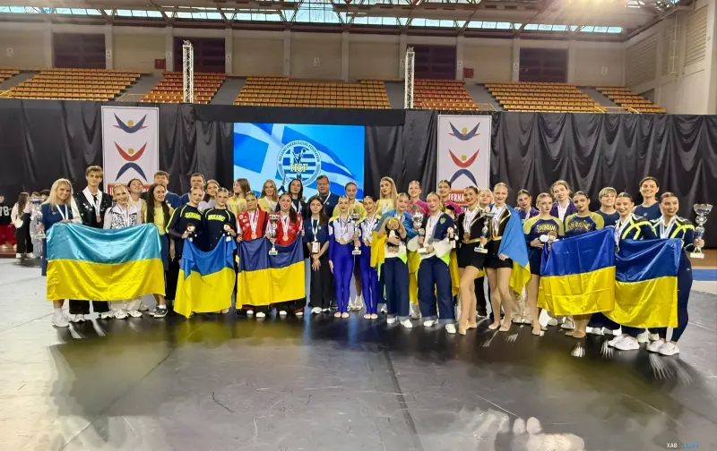 Украинские черлидеры с флагами Украины празднуют победу на чемпионате Европы в Греции