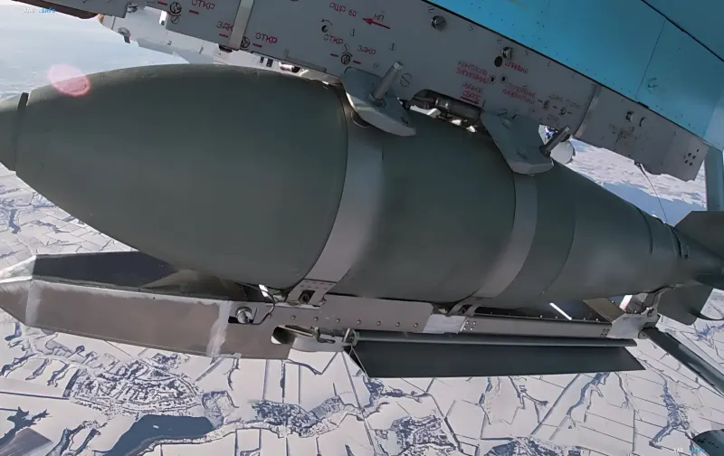 Eine unter dem Flügel eines Militärflugzeugs montierte russische Lenkbombe KAB vor einem Kampfeinsatz