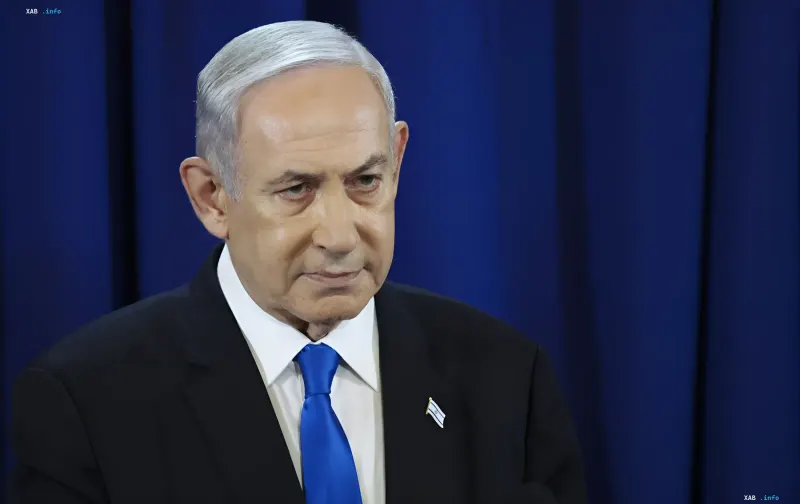 Der israelische Premierminister Benjamin Netanjahu vor blauen Vorhaengen waehrend einer politischen Erklaerung.