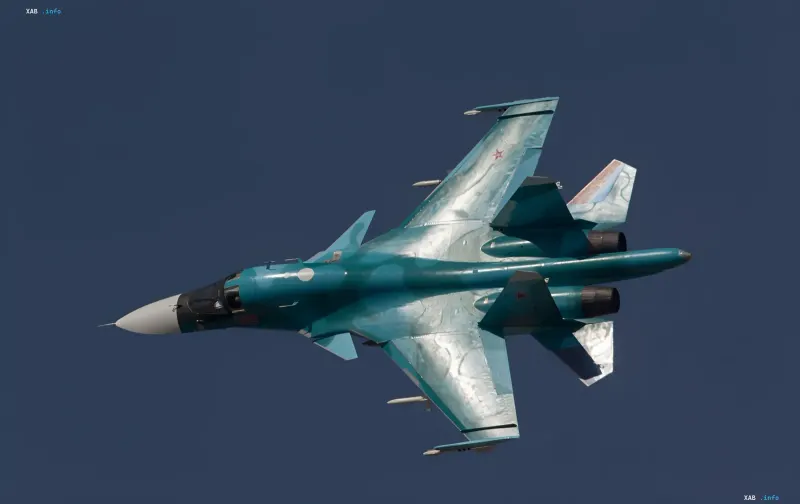 Российский истребитель-бомбардировщик Су-34 в полете на фоне ярко-синего неба