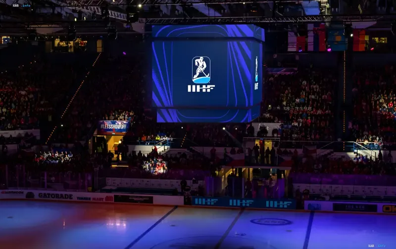 Ледовая арена со светящимся кубом с логотипом IIHF под сводами спорткомплекса