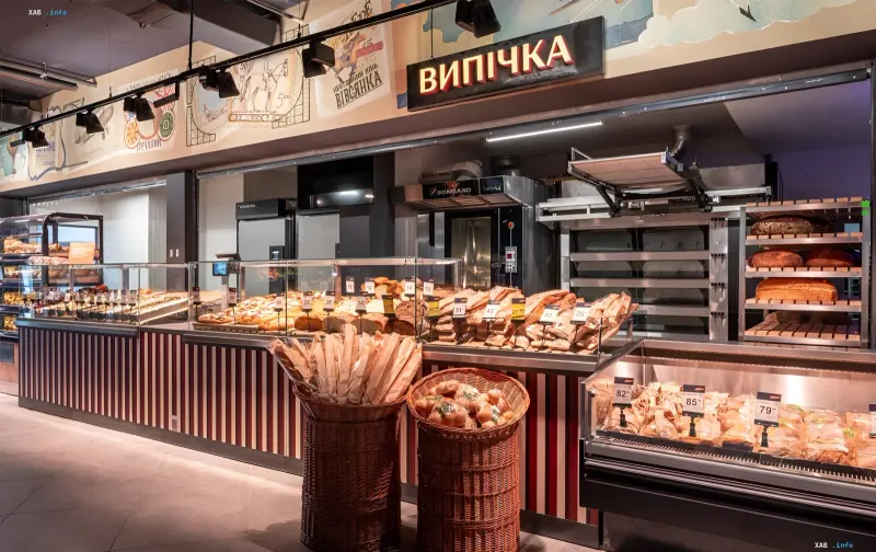 Витрина с выпечкой и хлебом в современном украинском магазине