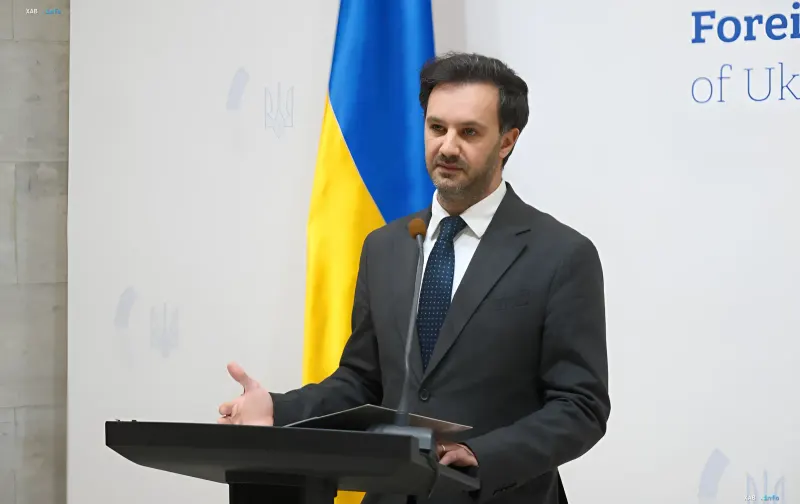 Речник МЗС України Георгій Тихий виступає на брифінгу перед державним прапором України