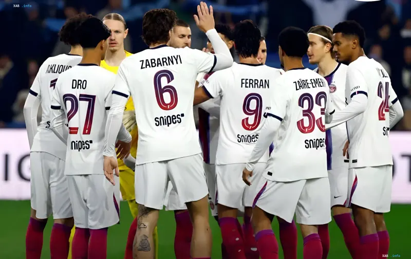 PSG-Fußballspieler in weißen Trikots feiern einen Sieg auf dem Spielfeld