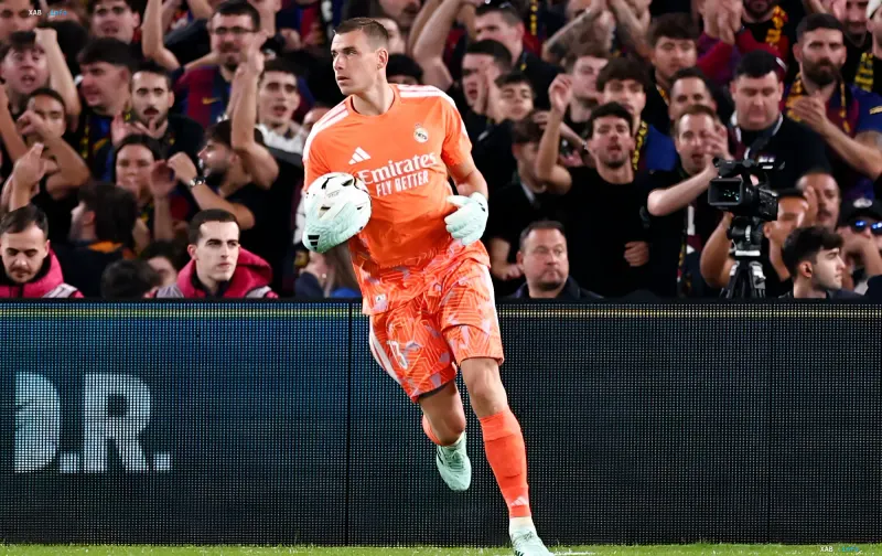 Real-Madrid-Torhüter Andriy Lunin läuft mit einem Ball in den Händen über den Rasen