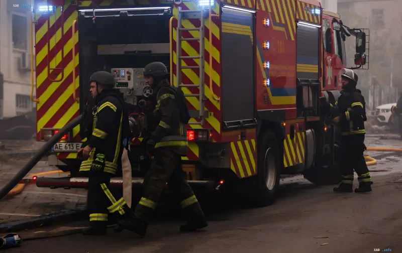 Пожарная машина и спасатели ликвидируют последствия удара по вокзалу в Днепре