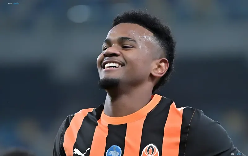 Shakhtar-Winger Alisson Santana lächelt fröhlich im offiziellen schwarz-orangen Trikot des Vereins