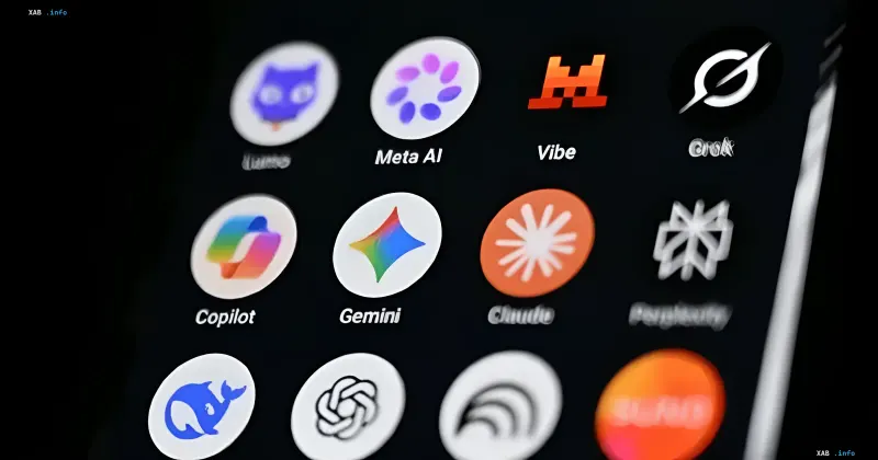 Smartphone mit Symbolen verschiedener Anwendungen für künstliche Intelligenz auf dem Bildschirm in einem dunklen Raum