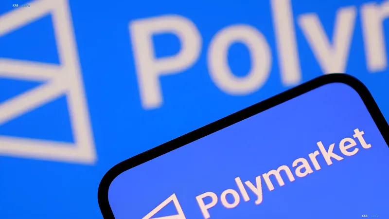 Логотип предсказательной платформы Polymarket на ярком синем фоне смартфона