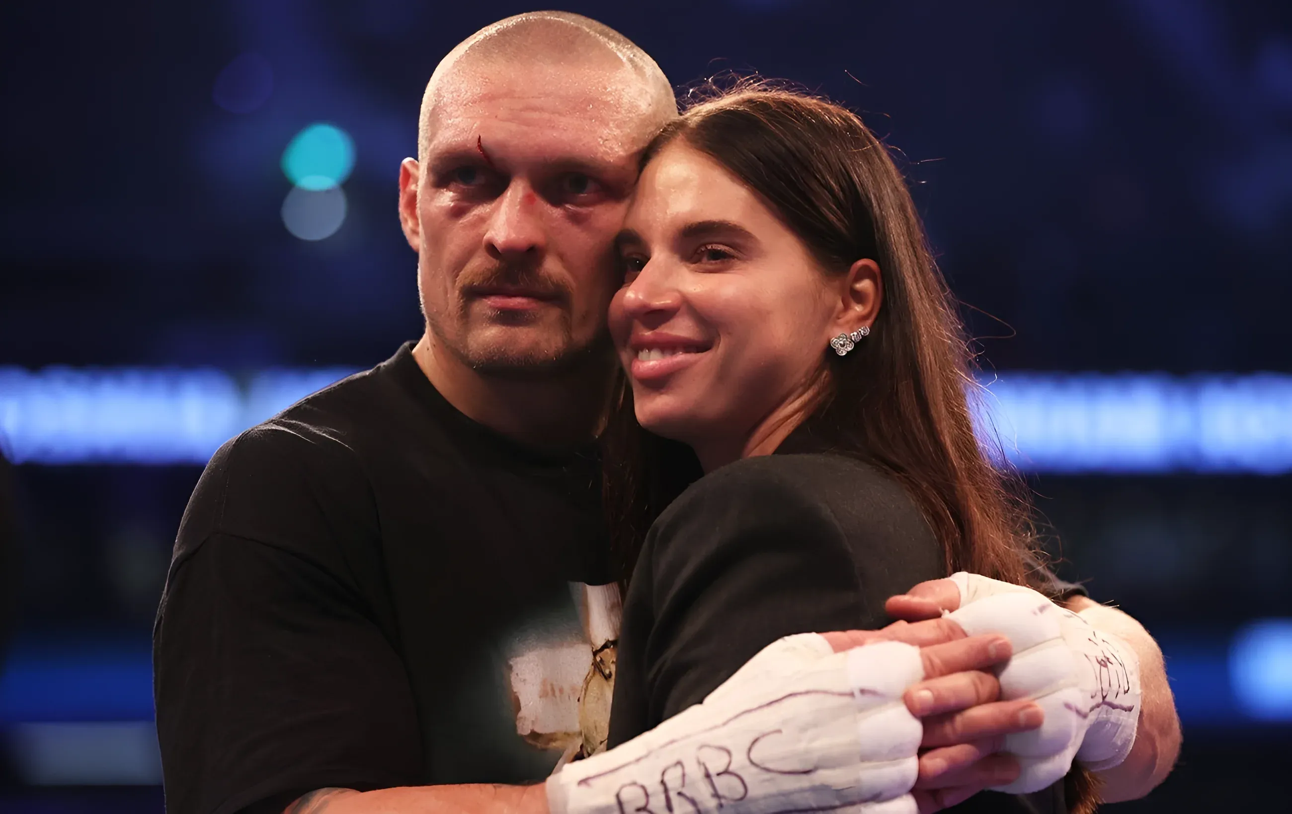 Олександр Усик та його дружина Катерина обіймаються після перемоги над Ріко Верховеном