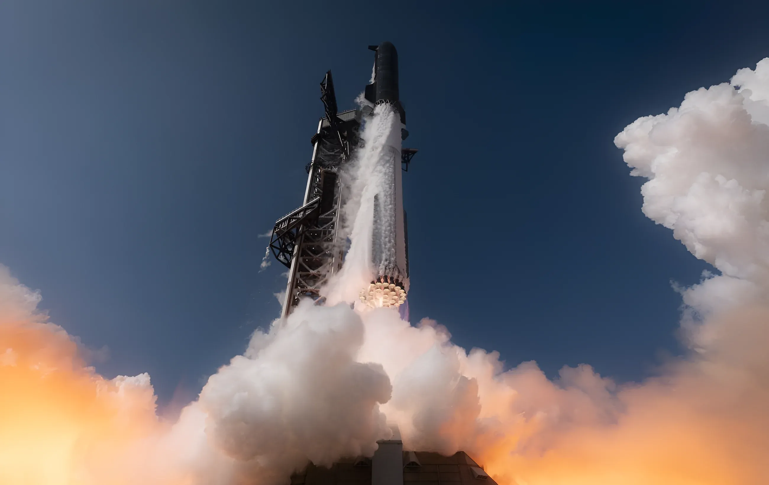 Ракета SpaceX Starship V3 під час старту з бази Starbase, оточена хмарами пари та вогню