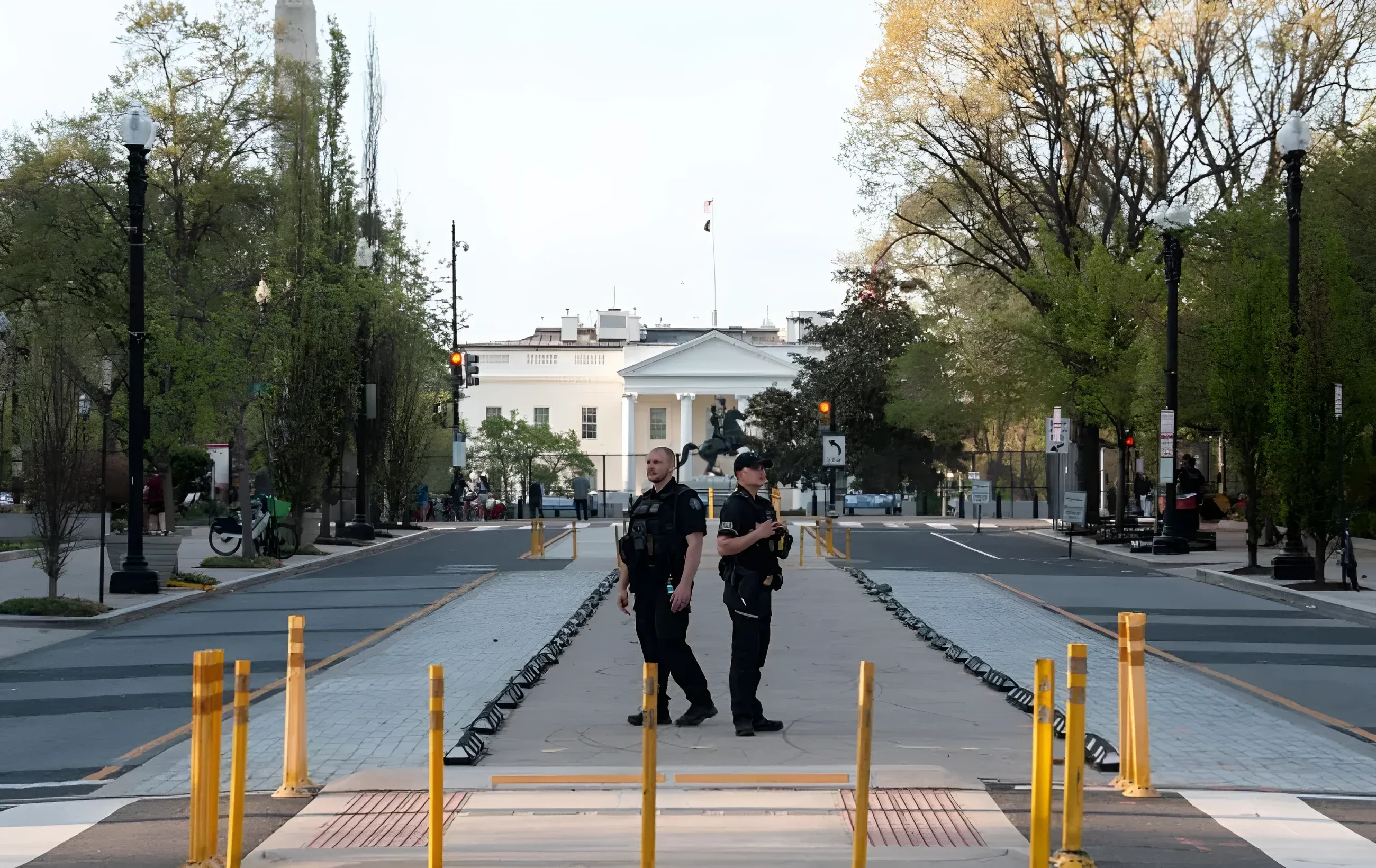 Сотрудники полиции патрулируют территорию у Белого дома после инцидента со стрельбой