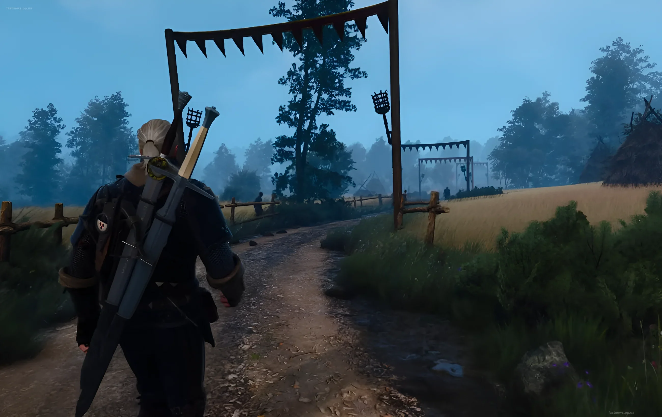 Геральт из Ривии на дороге в туманном лесу из The Witcher 3: Wild Hunt
