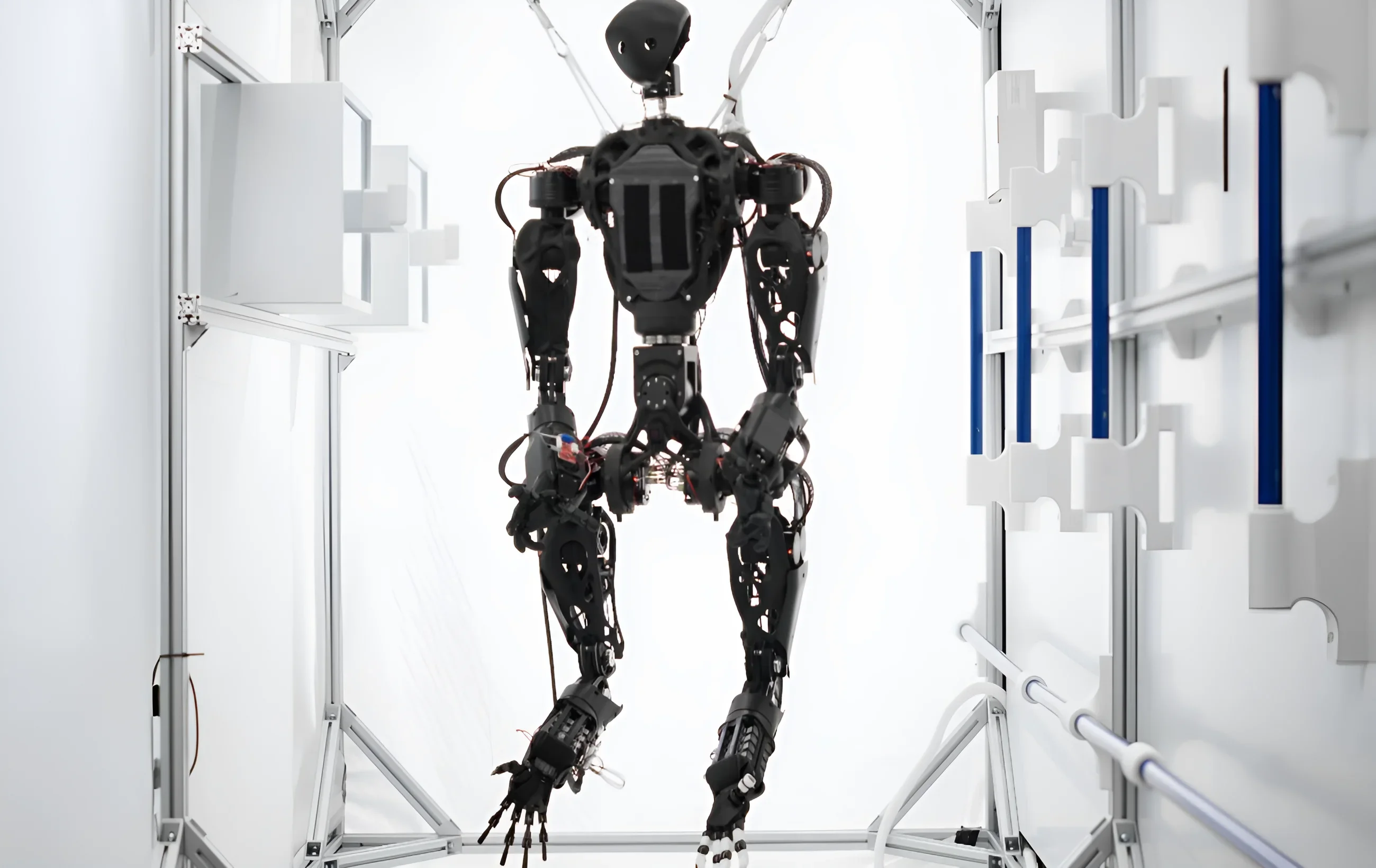 Четырехрукий робот HELIOS от Orbit Robotics, подвешенный в тестовой установке для отработки навыков в невесомости