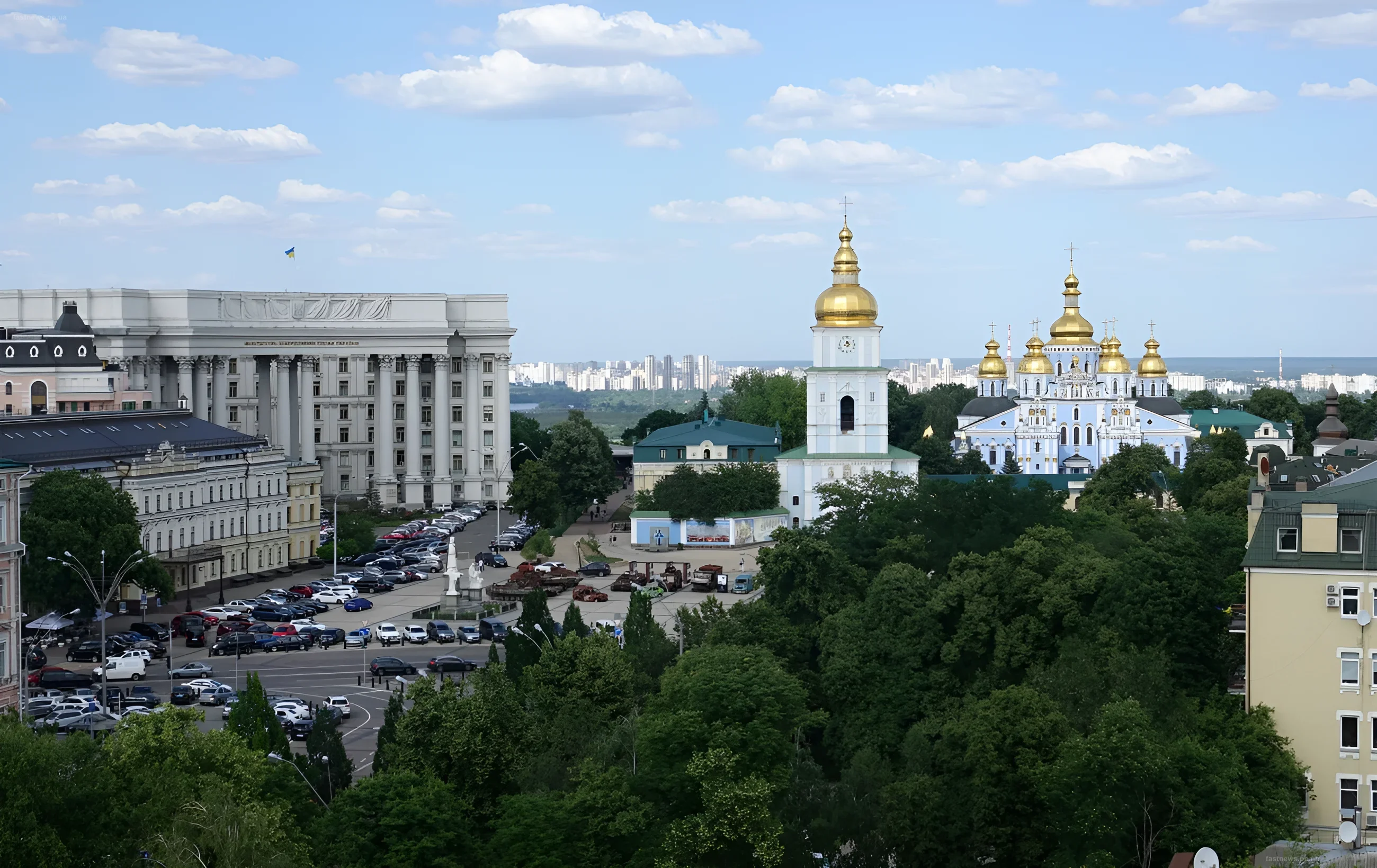 Праздничный вид на Киев с золотыми куполами соборов и историческими зданиями в День города