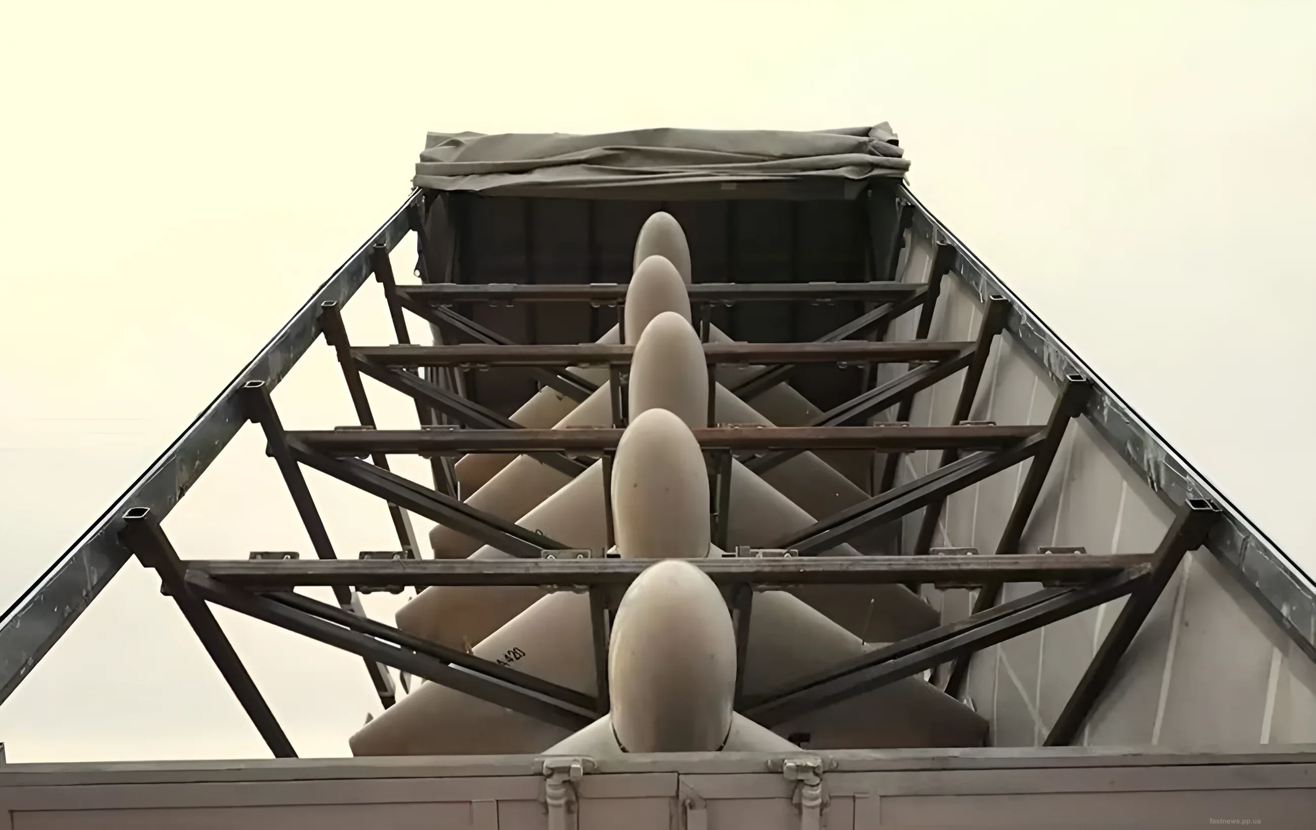 Kampfabteil mit Raketen und Drohnen vom Typ Geranie-4 auf einer Startvorrichtung