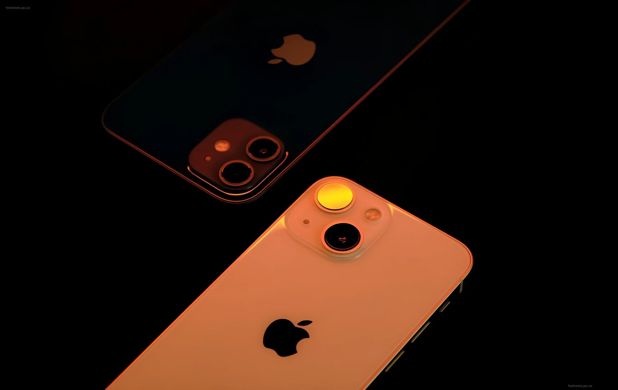 Две модели iPhone с модулями камер на темном фоне, иллюстрирующие тему подводной съемки и новых оптических технологий Apple
