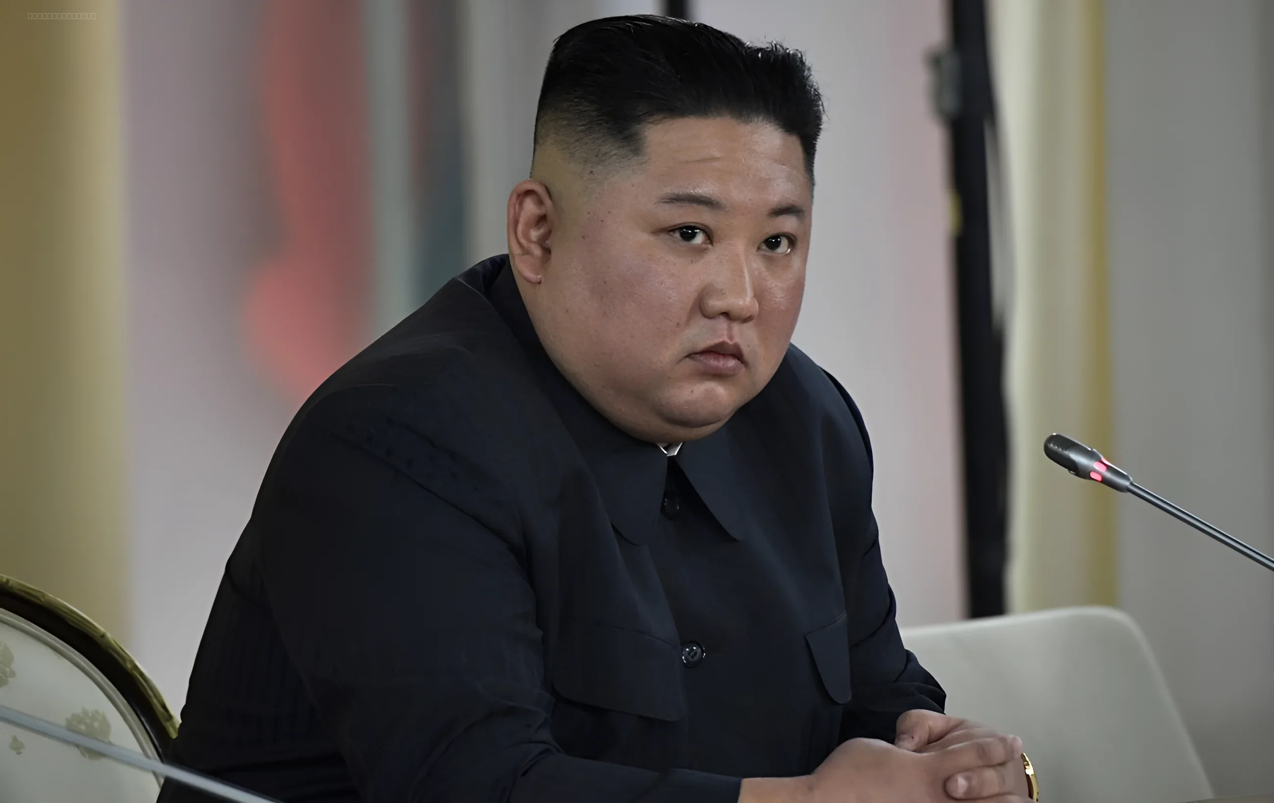 Kim Jong-un bei einer Sitzung, die Tests von Raketen mit künstlicher Intelligenz diskutiert