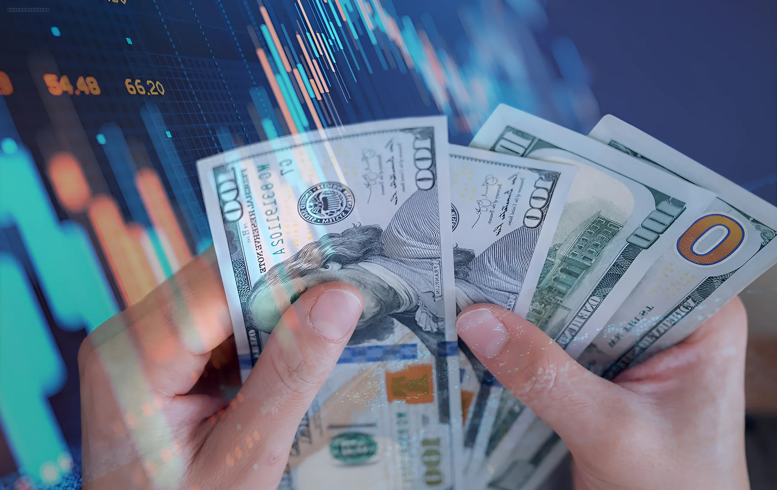 Руки держат долларовые купюры на фоне графика биржевых котировок