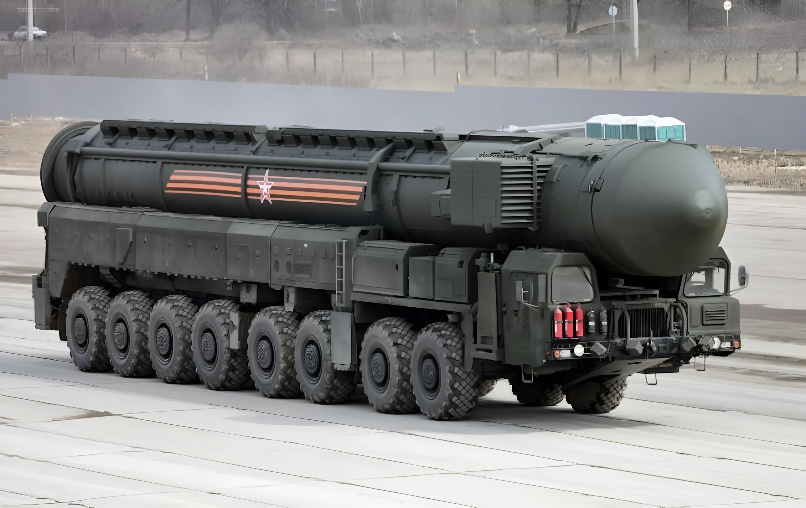 Баллистическая ракета средней дальности РС-26 «Рубеж» («Орешник») на транспортно-пусковой установке