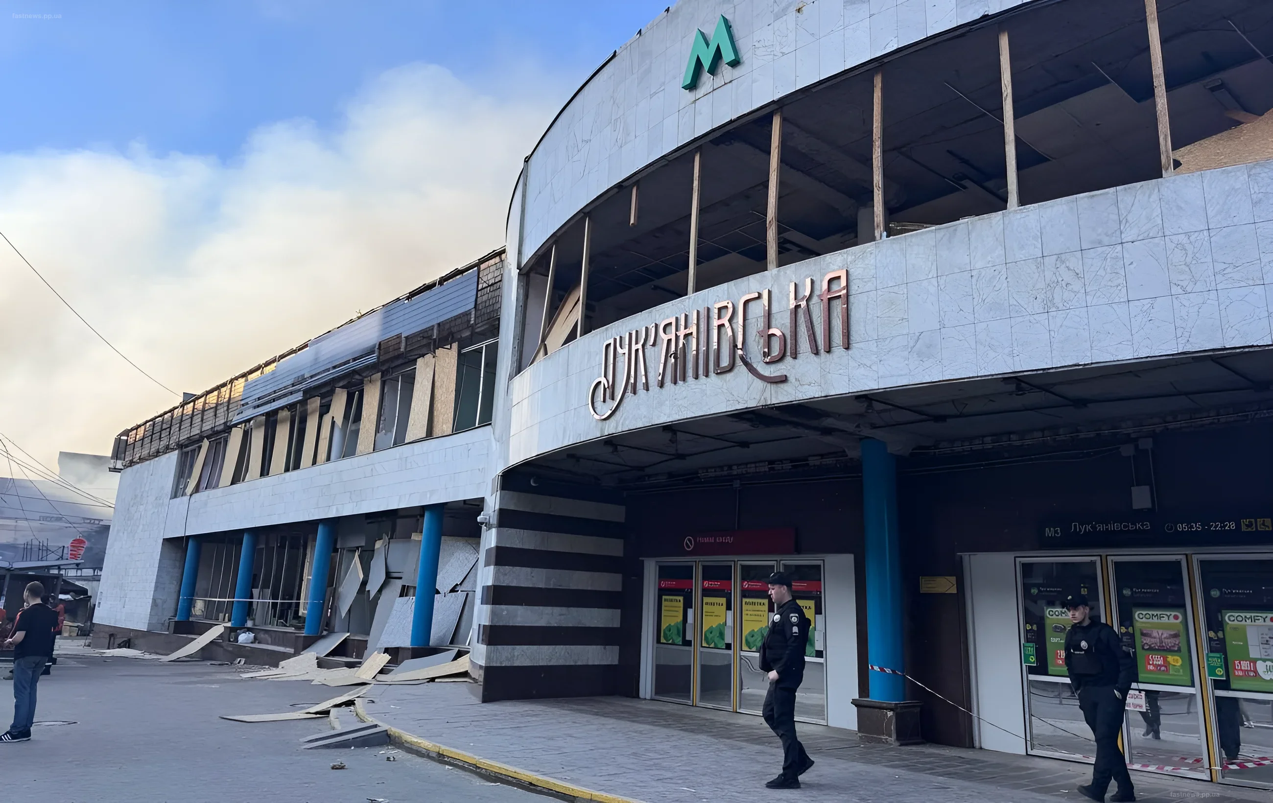 Разрушенный вестибюль станции метро Лукьяновская в Киеве после российского удара