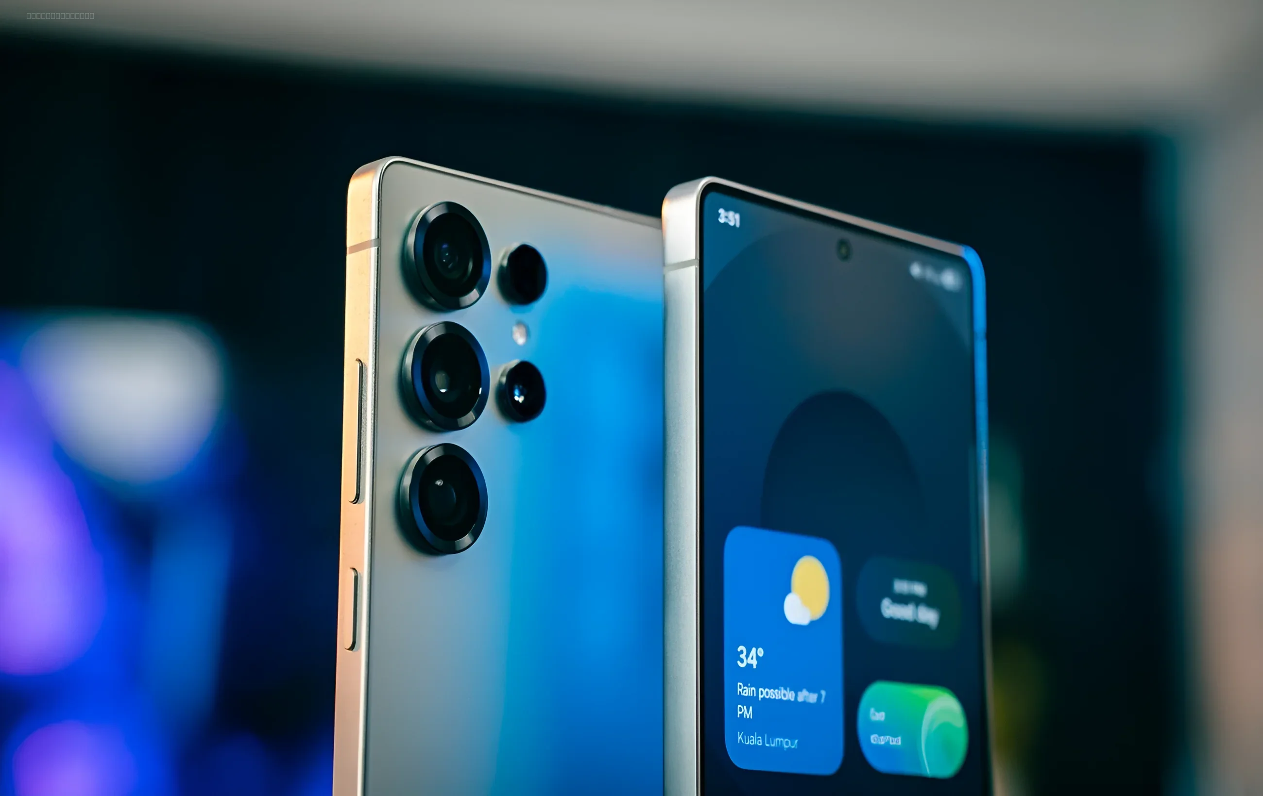 Смартфон Samsung Galaxy с развернутым экраном и камерой на задней панели