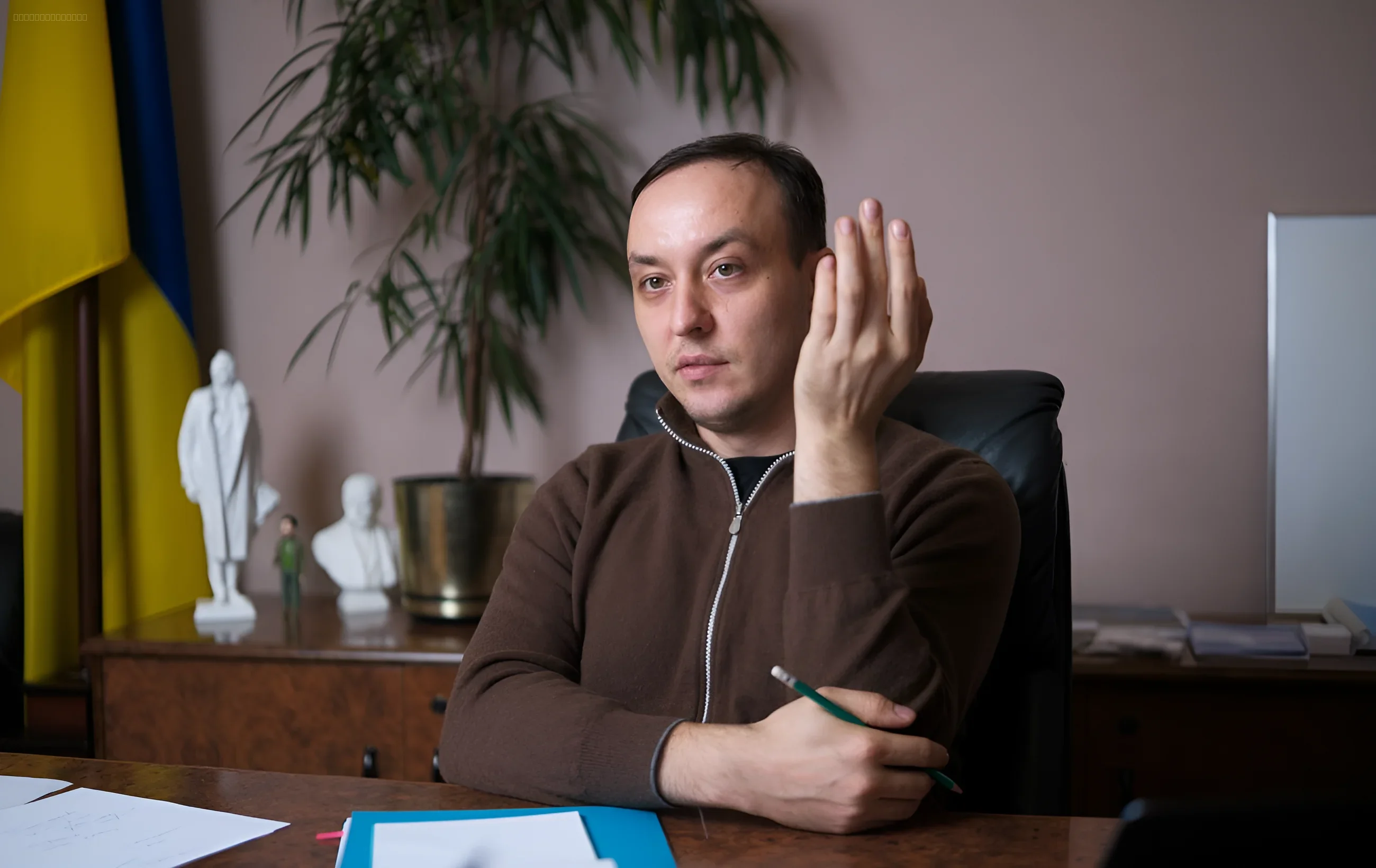 Владислав Власюк за столом с документами, обсуждает детали атаки ракеты Орешник