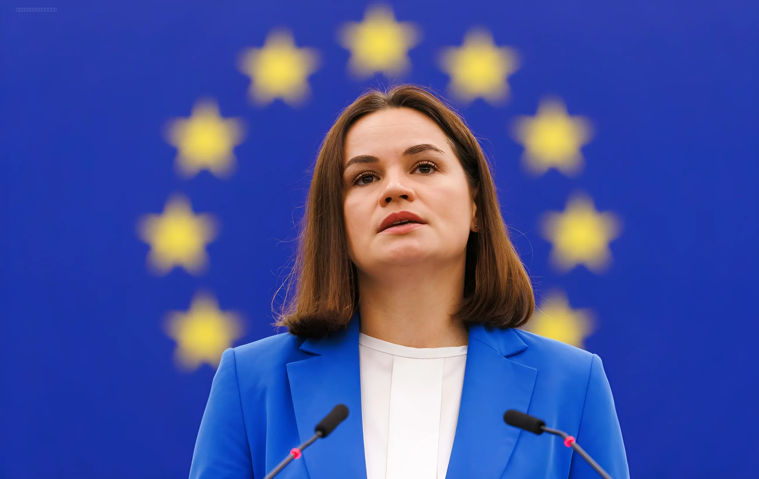 Светлана Тихановская на фоне флага ЕС во время официального визита в Киев