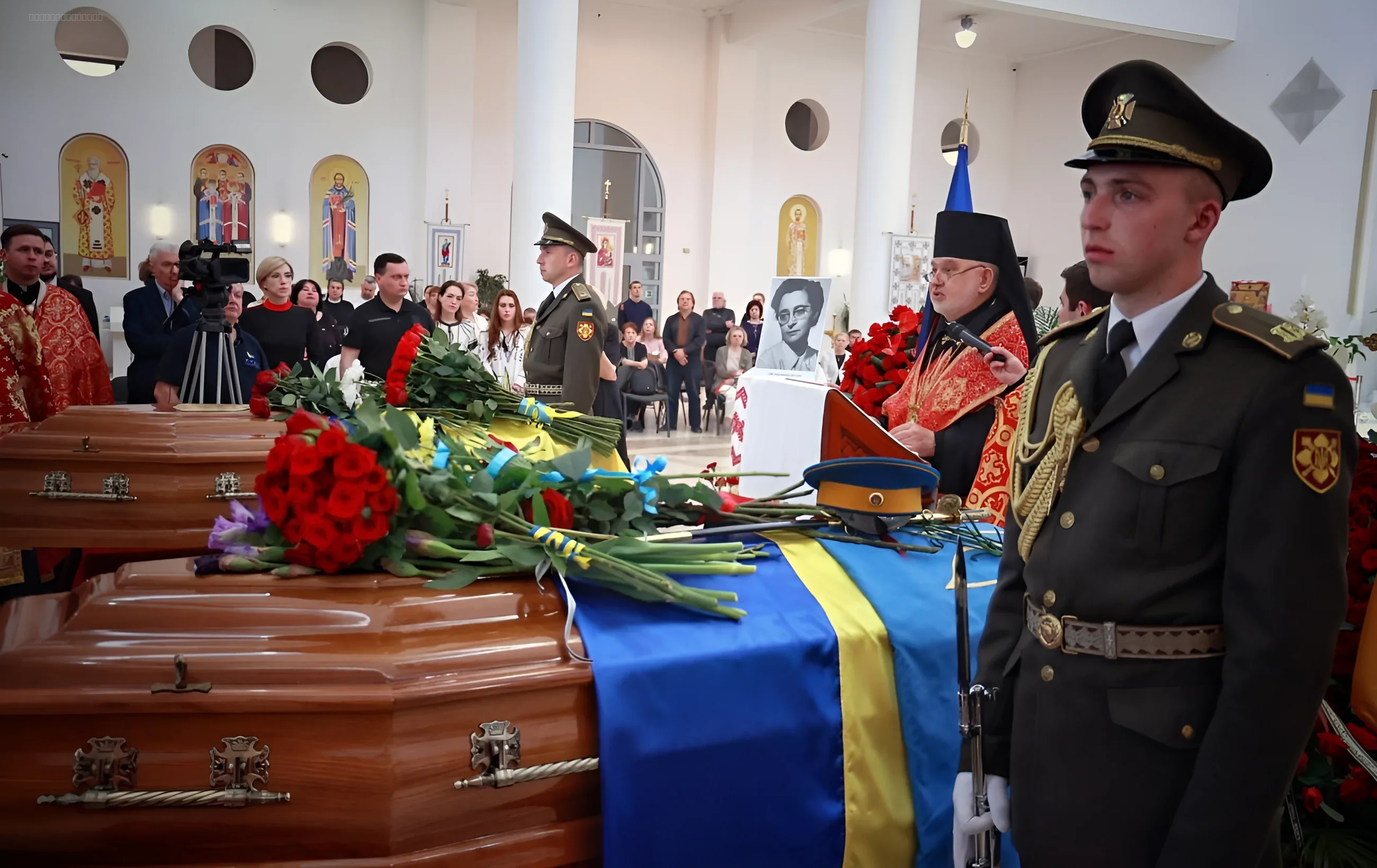 Торжественная церемония перезахоронения лидеров ОУН в церкви с участием военных и священнослужителей
