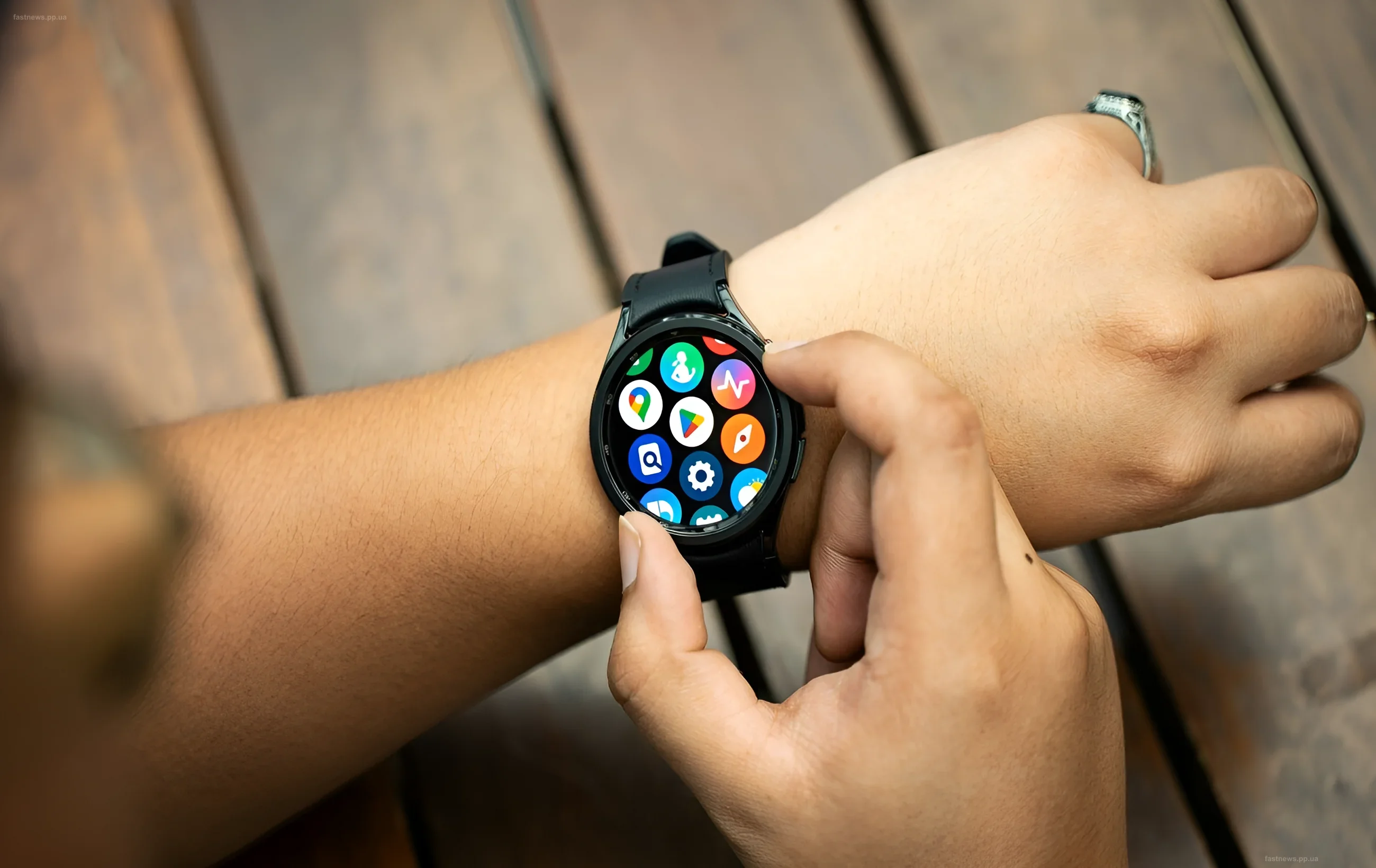 Человек использует умные часы с операционной системой Wear OS 7, показывая интерфейс с иконками приложений