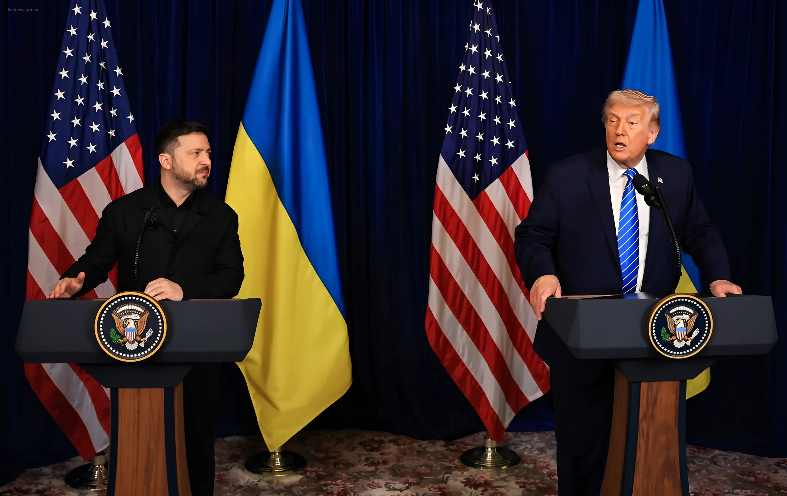Владимир Зеленский и Дональд Трамп стоят у трибун на фоне флагов Украины и США