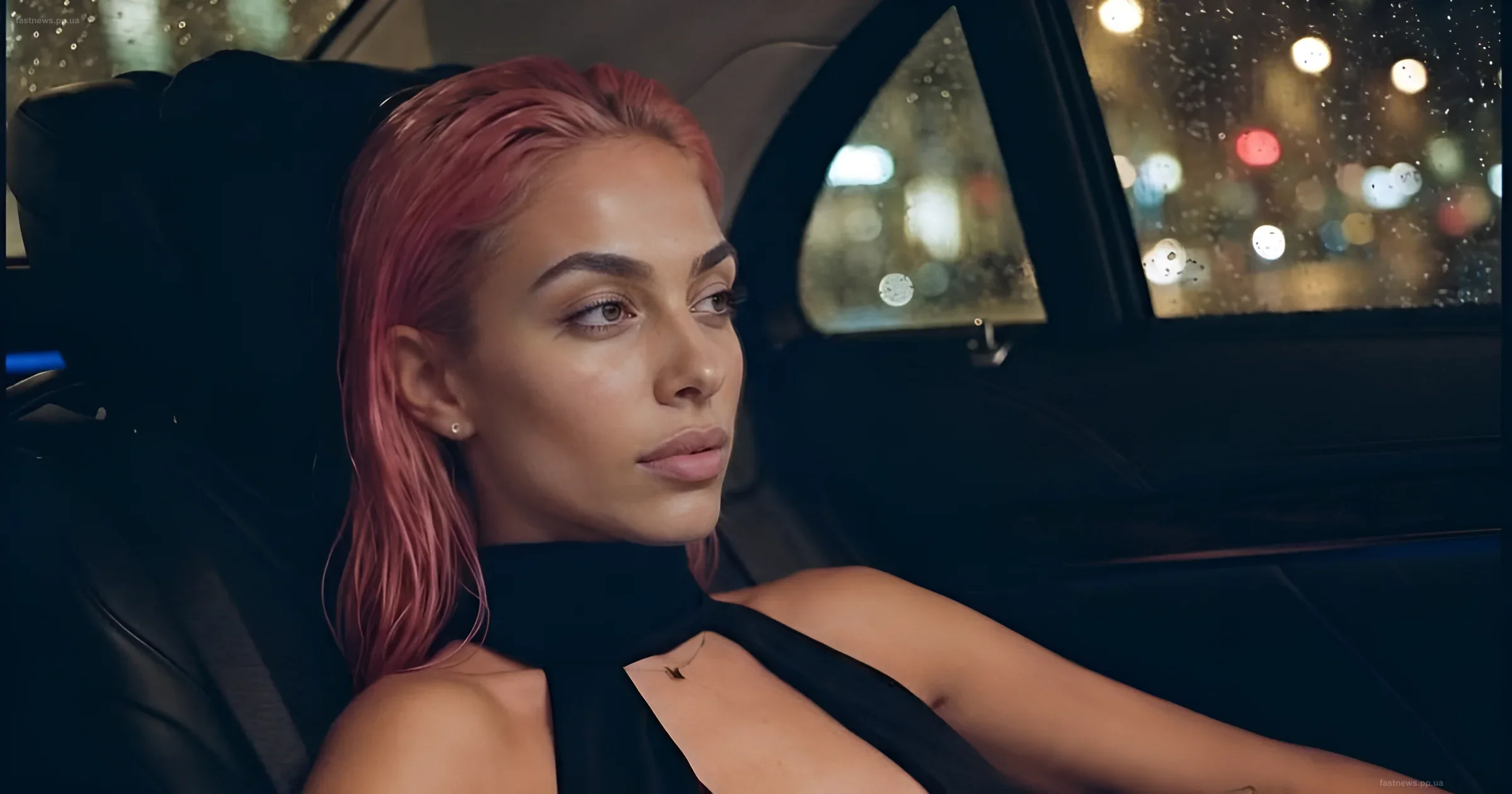 Virtuelles Modell Aytana mit rosa Haaren sitzt in einem Auto vor dem Hintergrund einer nächtlichen Stadt