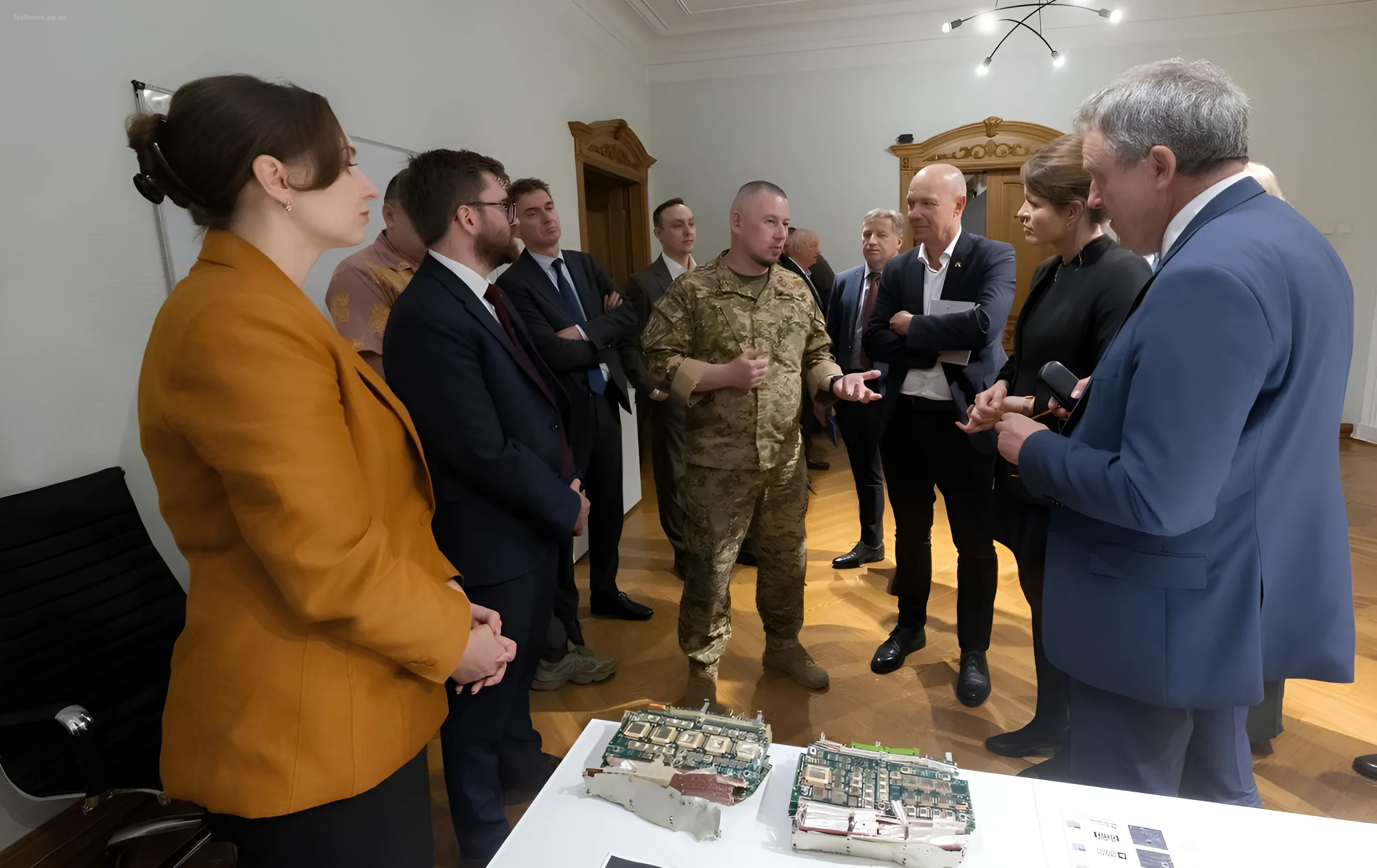 Украинские чиновники показывают послам ЕС обломки электроники из ракеты Орешник