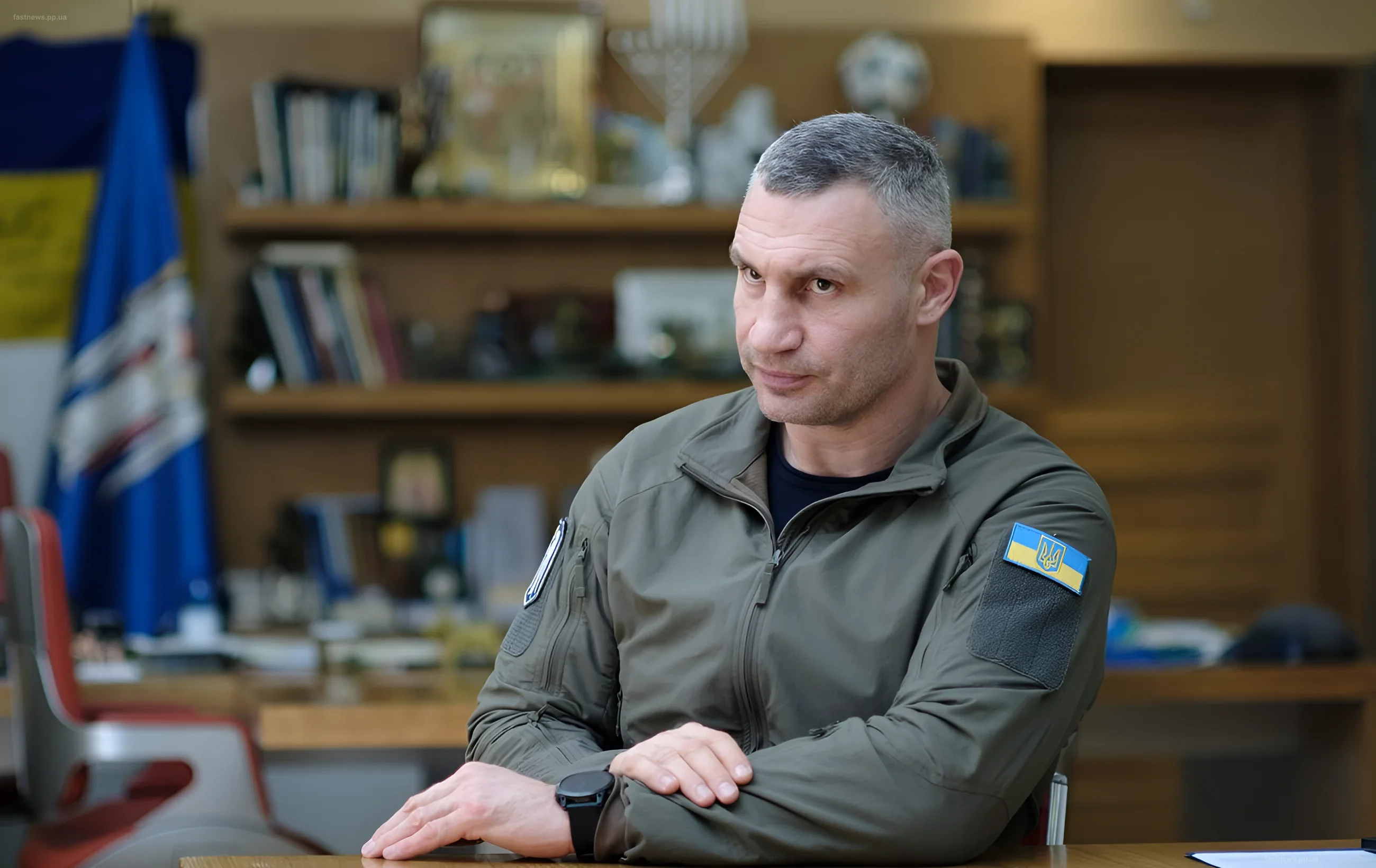 Президент Украины Владимир Зеленский за рабочим столом в офисе, на фоне украинский флаг