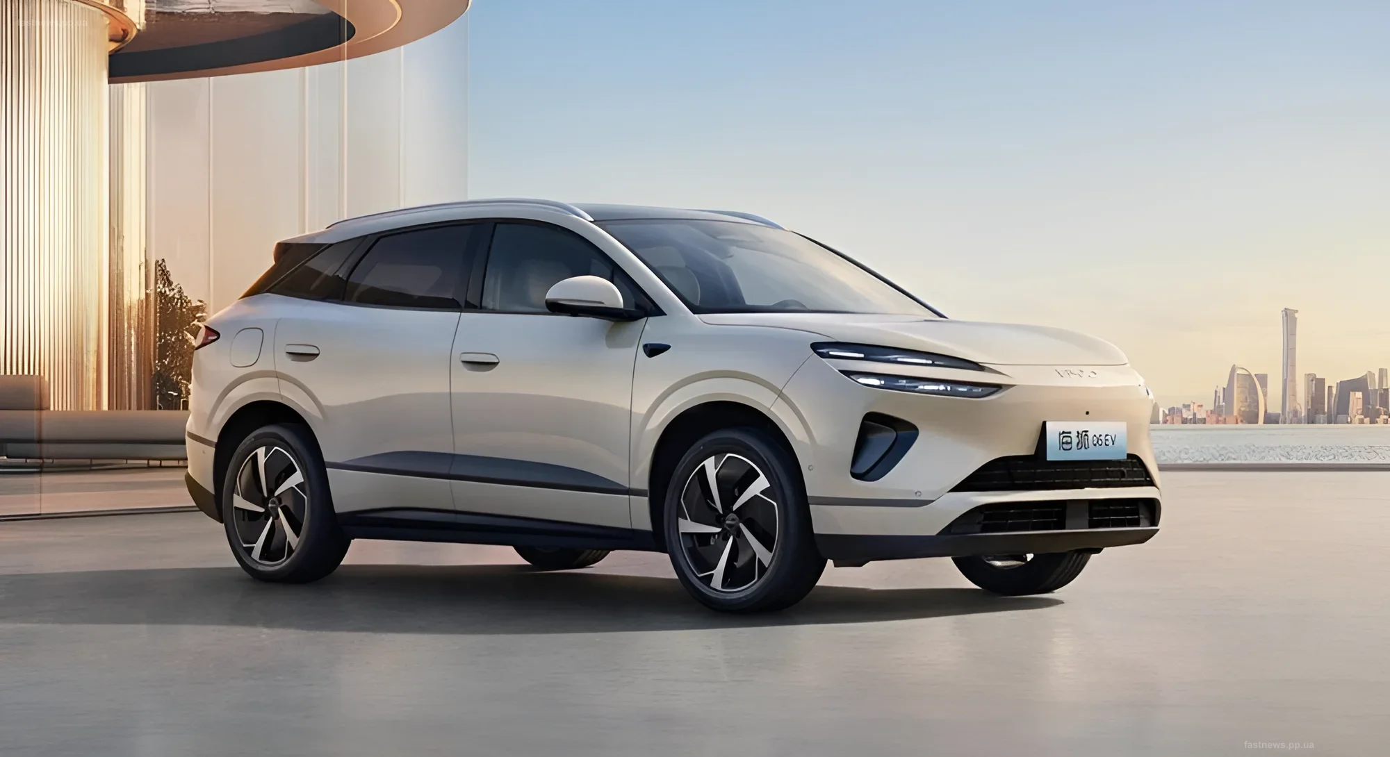 Білий кросовер BYD Sealion 06 нового модельного року на фоні сучасного міського пейзажу