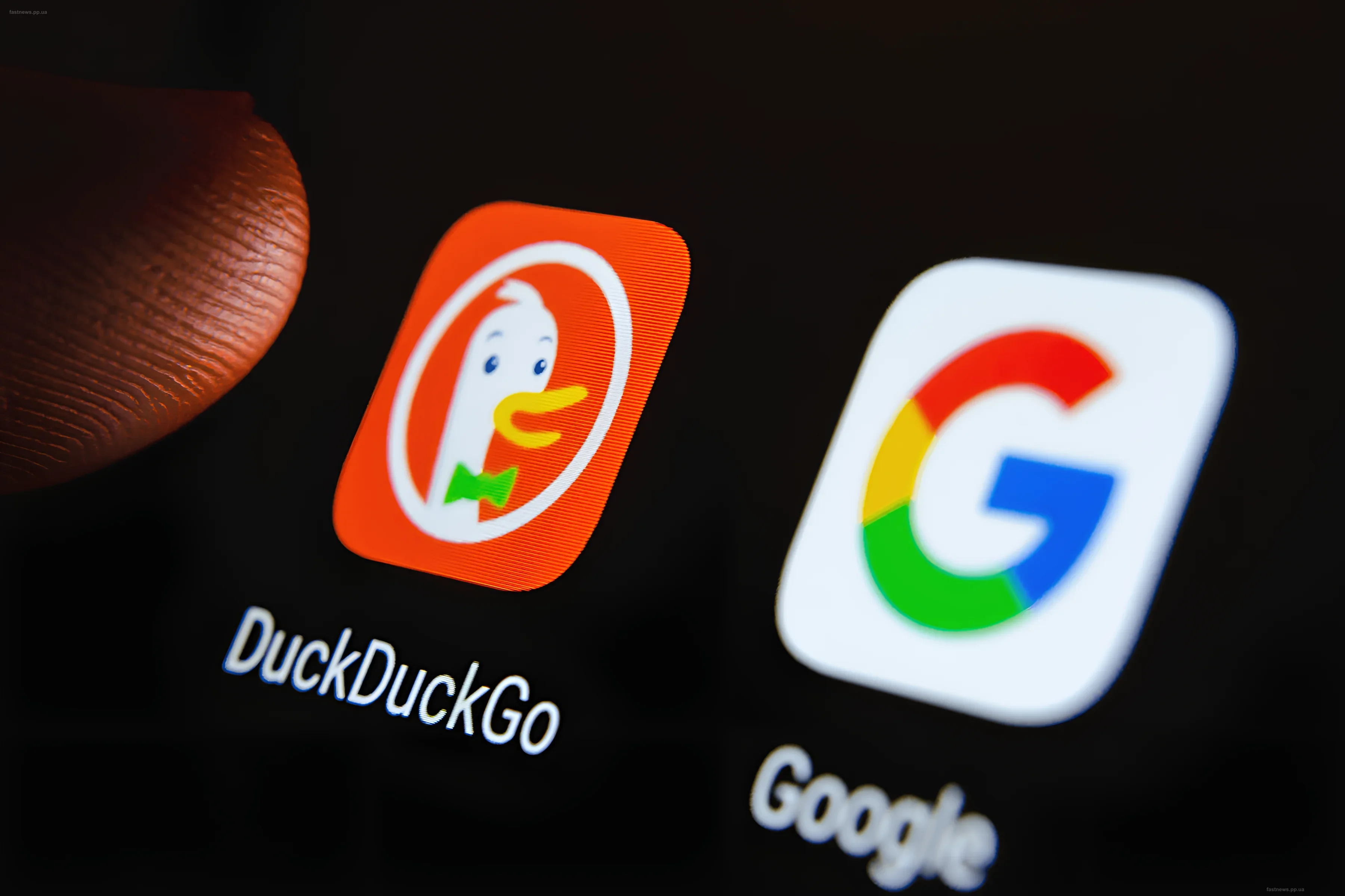 Крупный план экрана смартфона с иконками приложений DuckDuckGo и Google рядом друг с другом