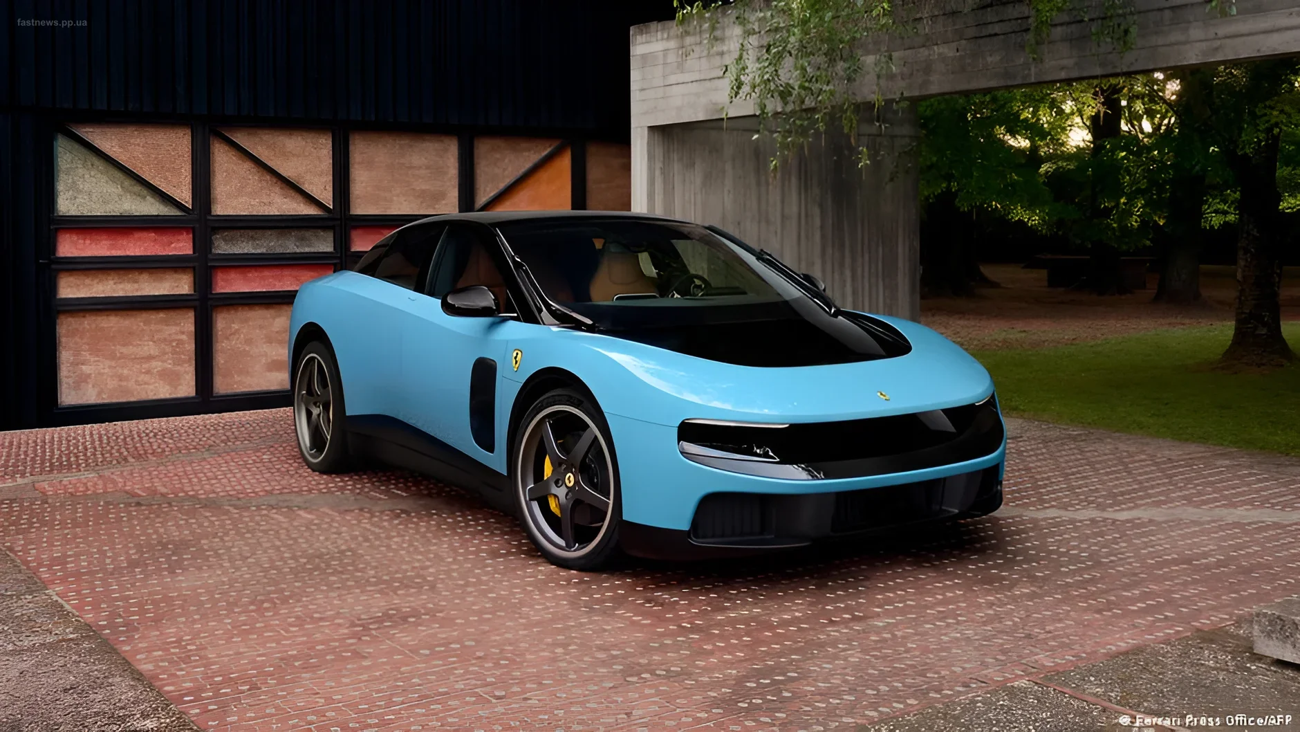 Синий электромобиль Ferrari Luce на фоне современного здания с бетонными колоннами