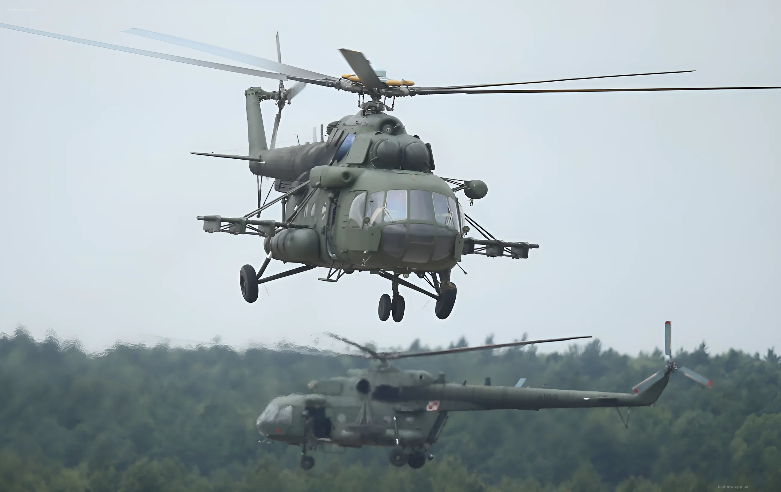 Голландские вертолеты Apache и российские Ми-8 в воздухе во время учений НАТО на острове Готланд