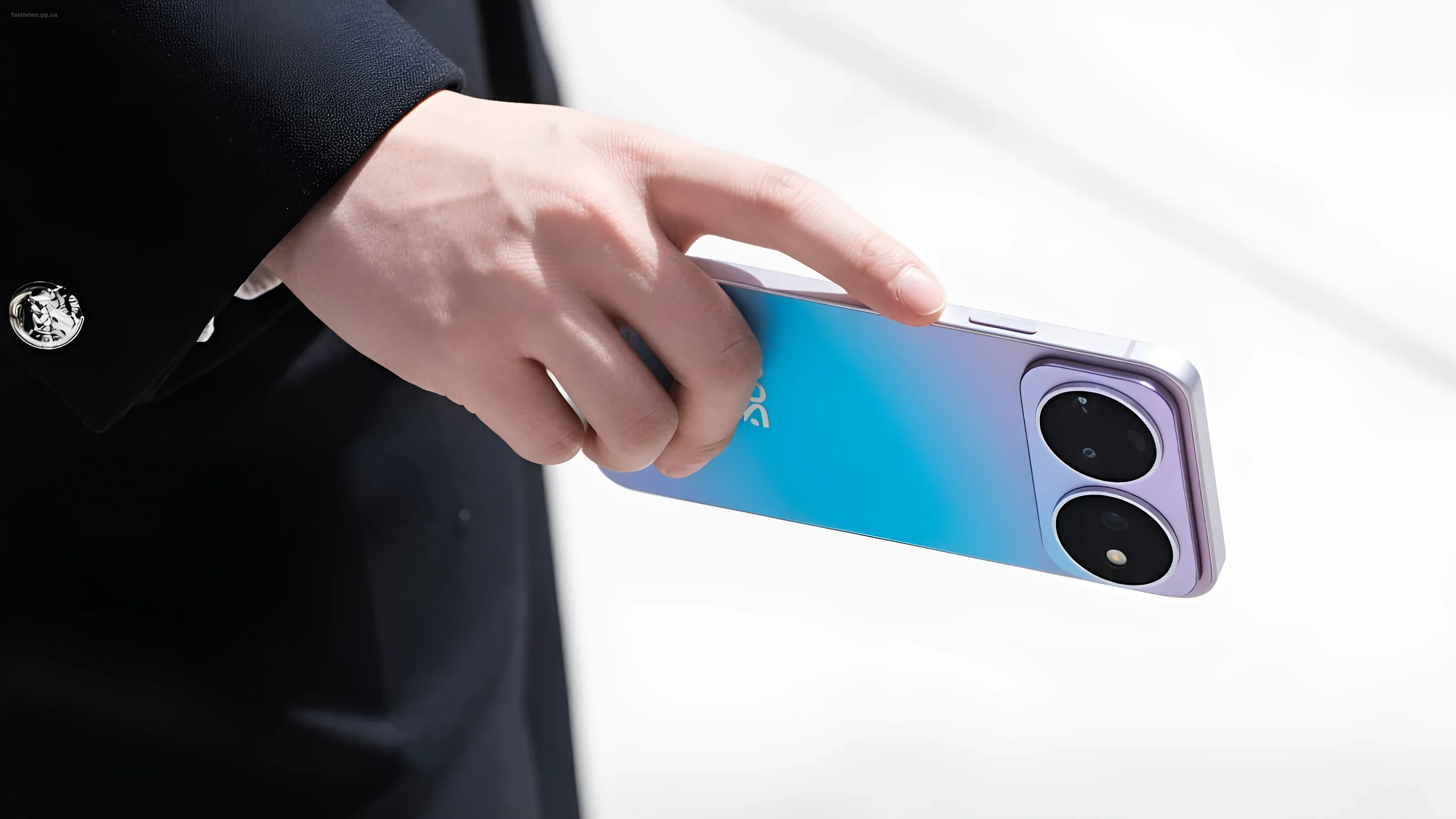 Смартфон Huawei Nova 16 с градиентным корпусом от голубого до фиолетового цвета, двойная камера и стильный дизайн