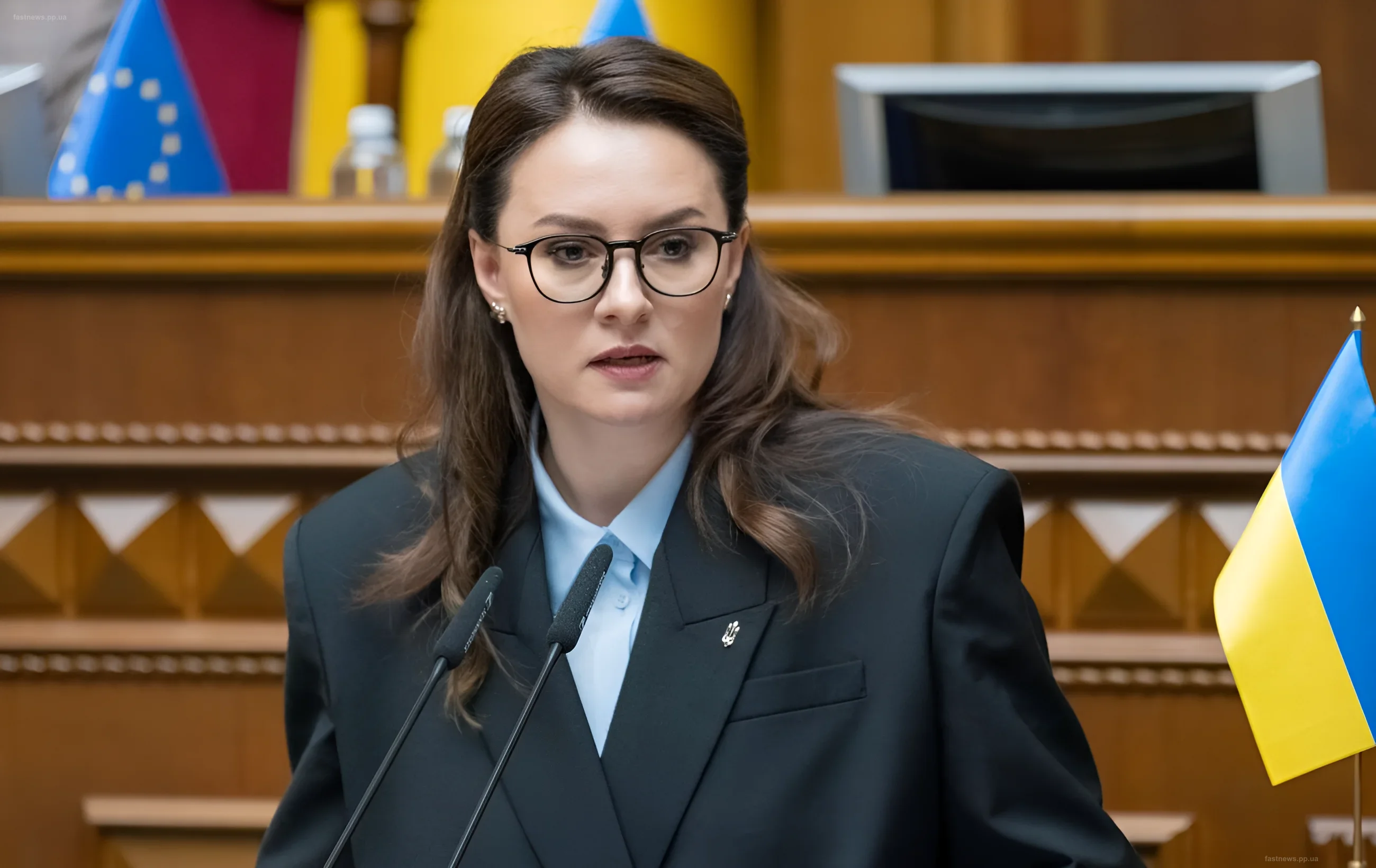 Премьер-министр Украины Юлия Свириденко на брифинге в парламенте с украинским флагом