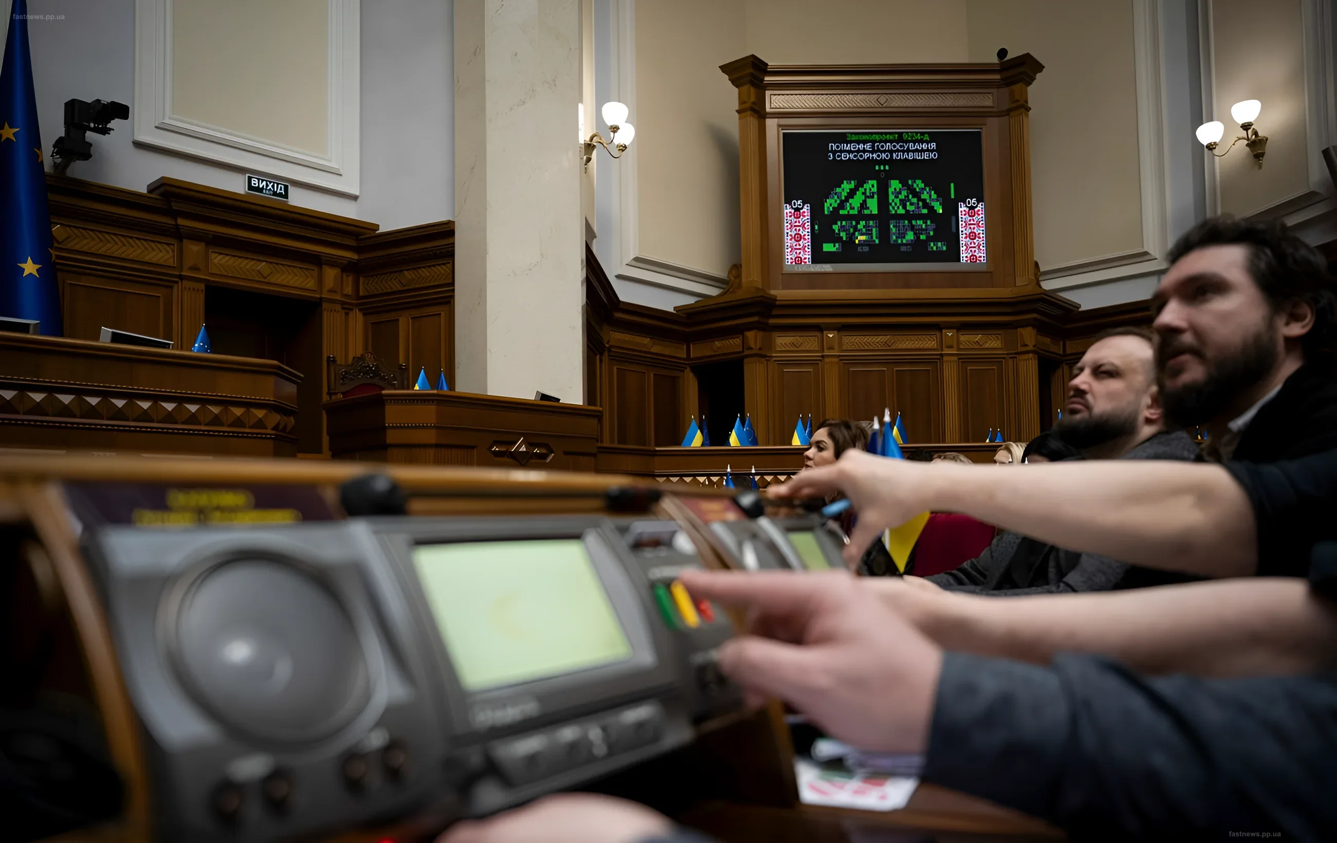Abstimmung im ukrainischen Parlament (Werchowna Rada) über den Gesetzentwurf zur Grundsozialhilfe, Blick auf die elektronische Anzeigetafel mit den Ergebnissen