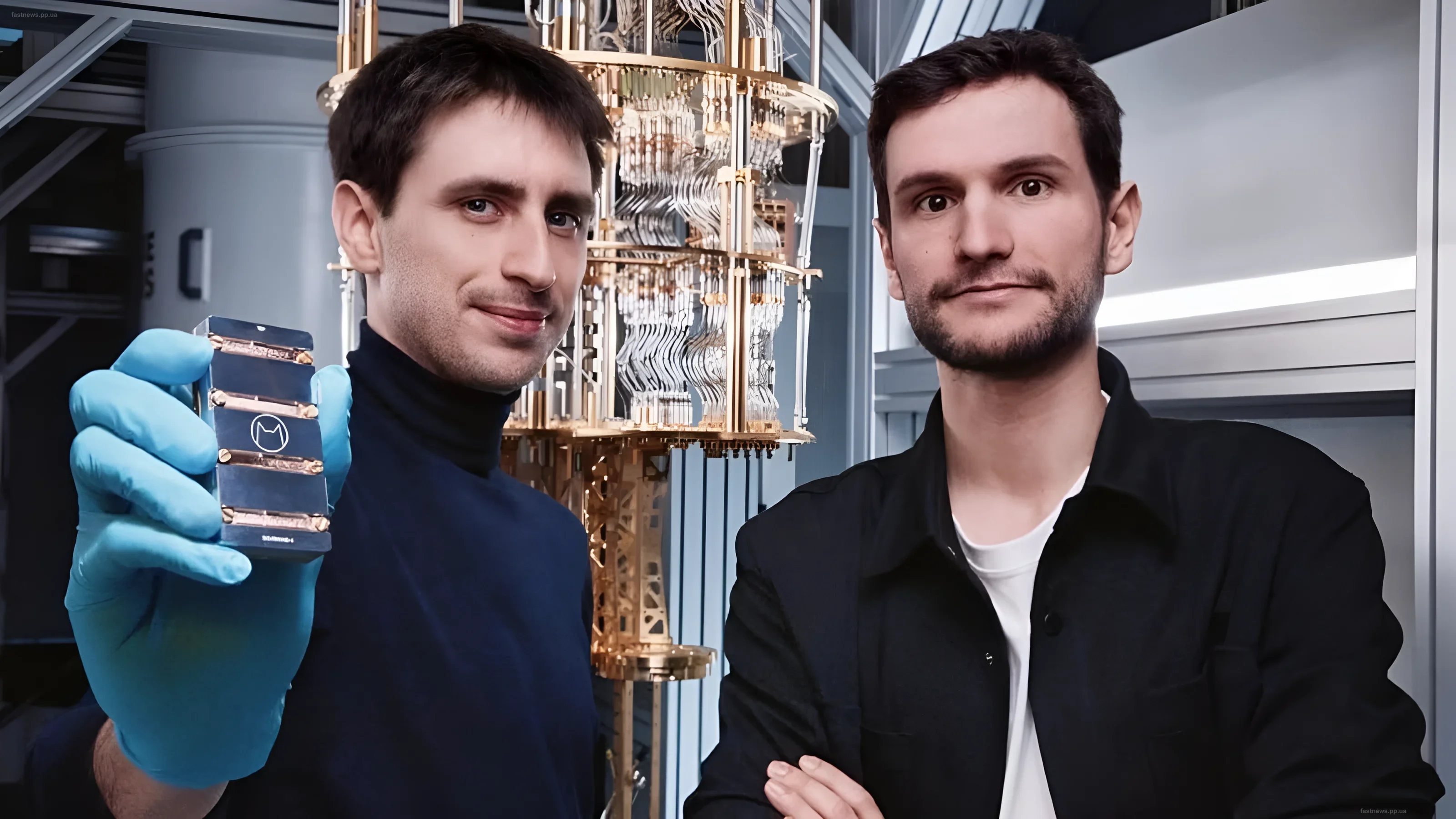 Основатели Alice & Bob с квантовым процессором на фоне оборудования в лаборатории