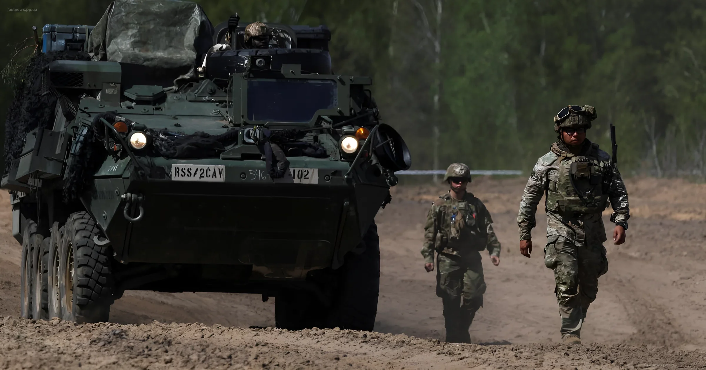 Военная бронетехника и солдаты в камуфляже на фоне леса, иллюстрирующие тему сокращения войск НАТО