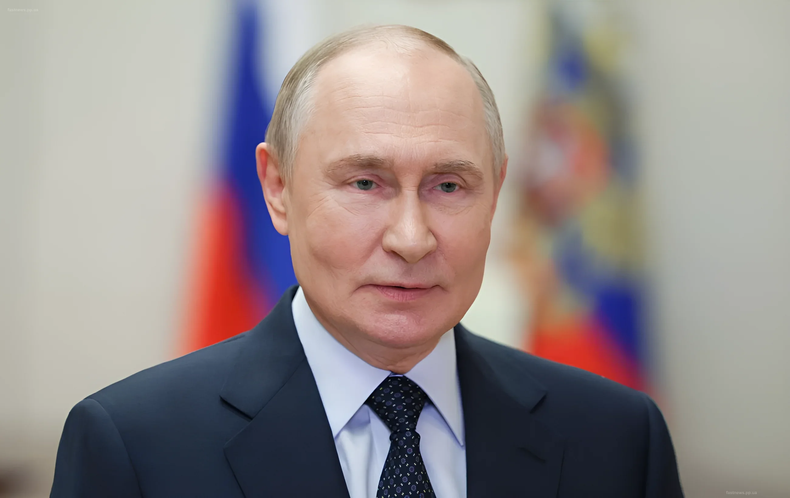 Владимир Путин в Астане на фоне российского флага, в контексте визита с усиленным сопровождением