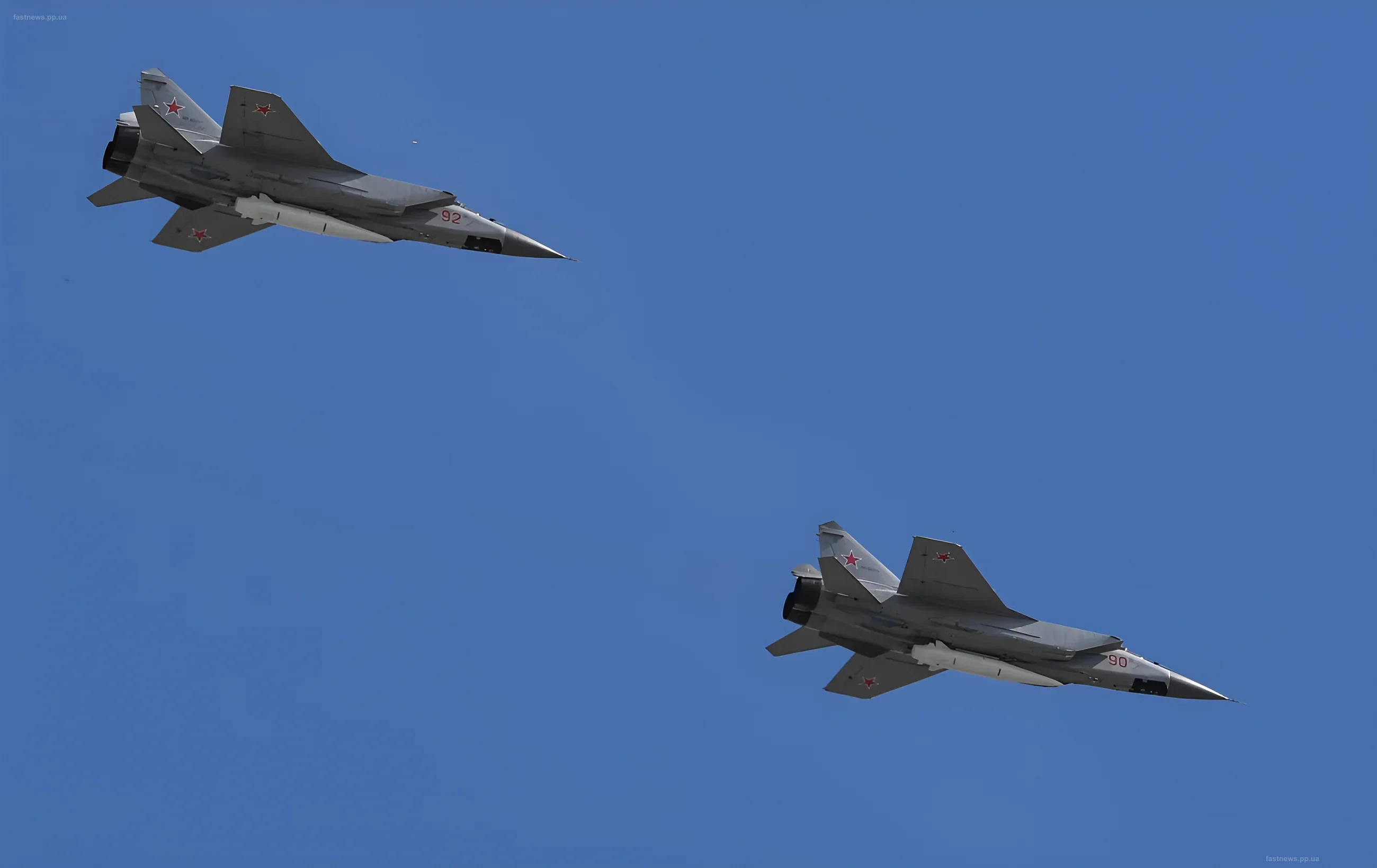 Two Russian MiG-31 fighters in flight against a blue sky, symbolizing the threat of using the Kinzhal hypersonic missile